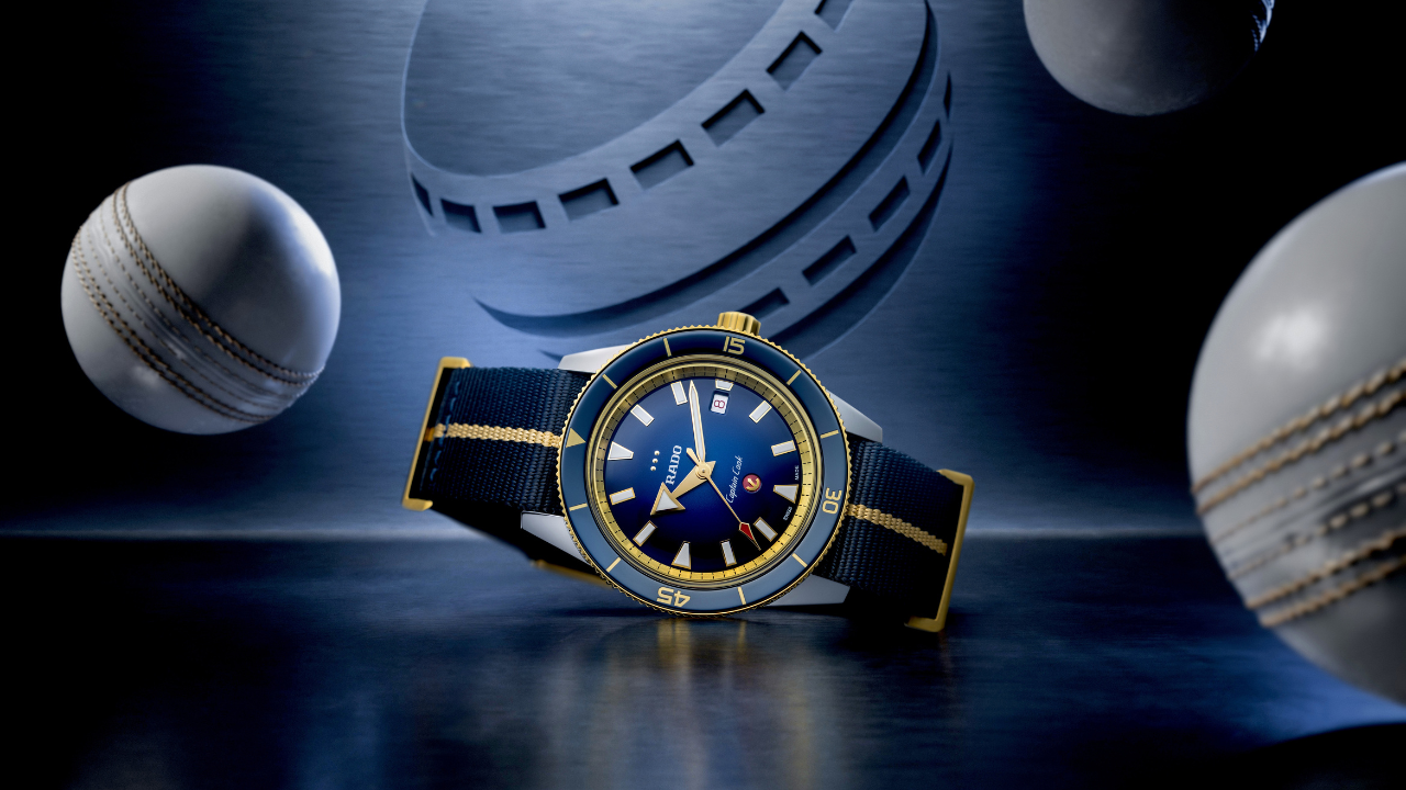 Rado Captain Cook x European Cricket Special Edition: três pontos dourados como wickets, a pista de minutos como costura da bola e o Cricket visto de cima