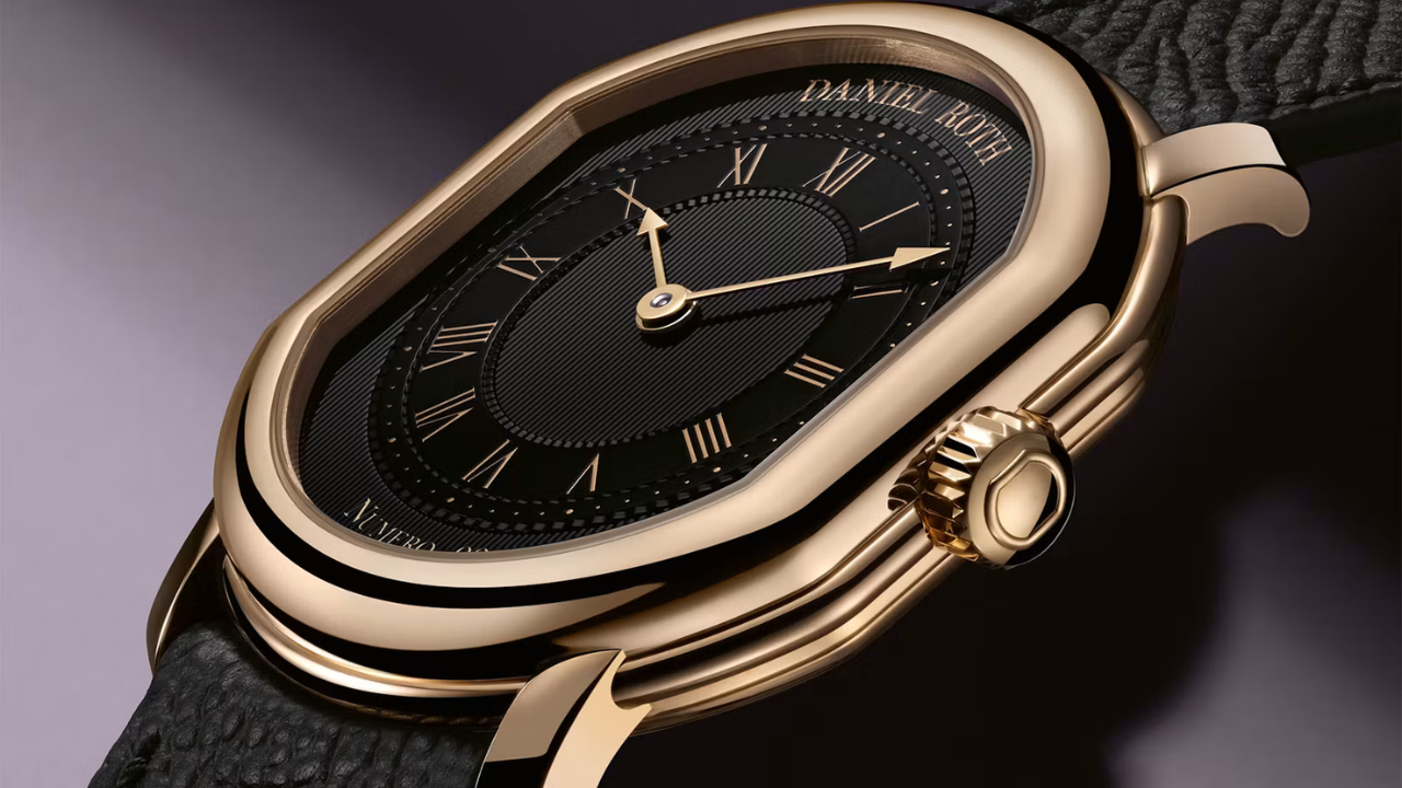 Daniel Roth Extra Plat Rose Gold Gilt: numerais em ouro exposto, guilhochê pinstripe cortado à mão e o mostrador mais elaborado da linha até agora