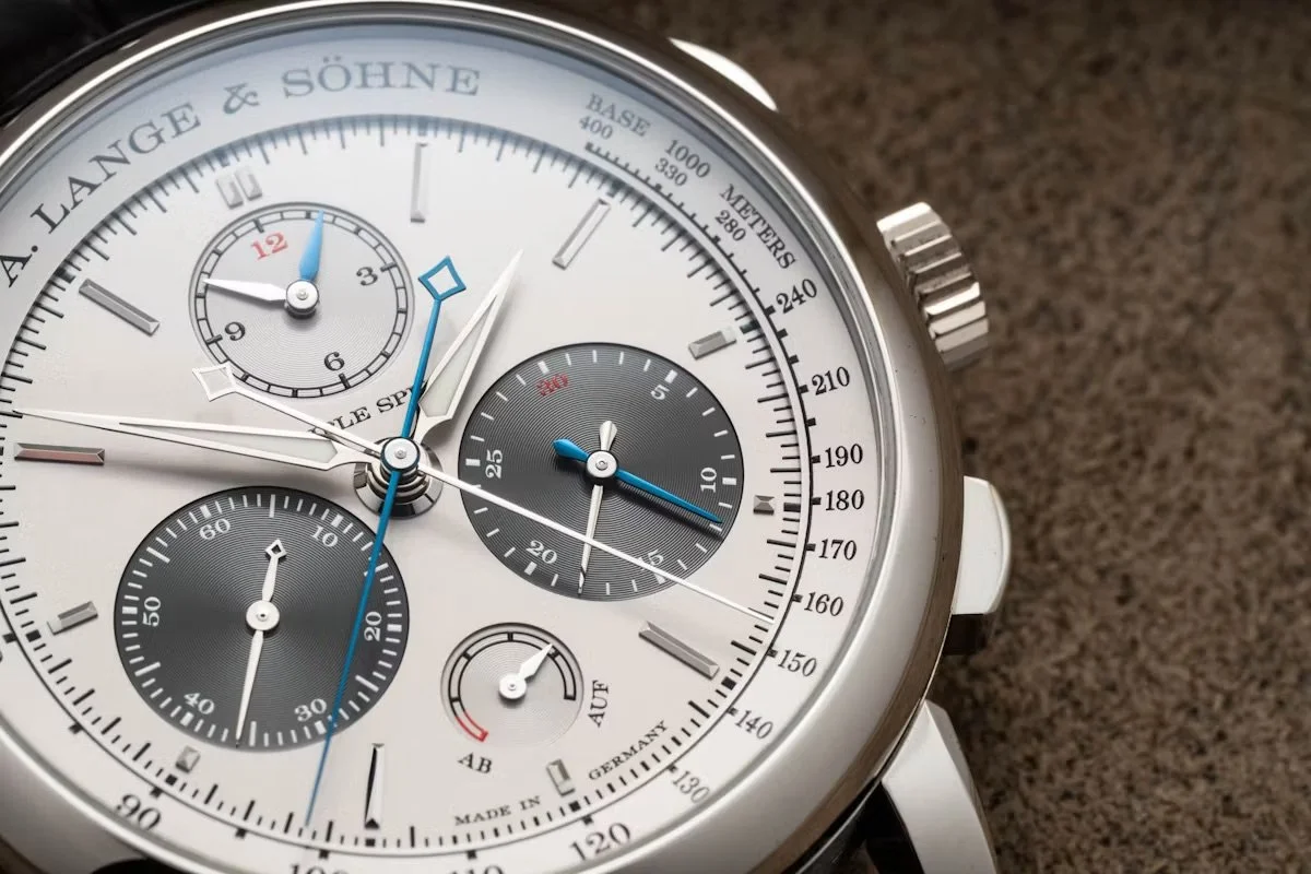 tan2h-lange-triplesplit-platinum-04941-compressed.jpeg