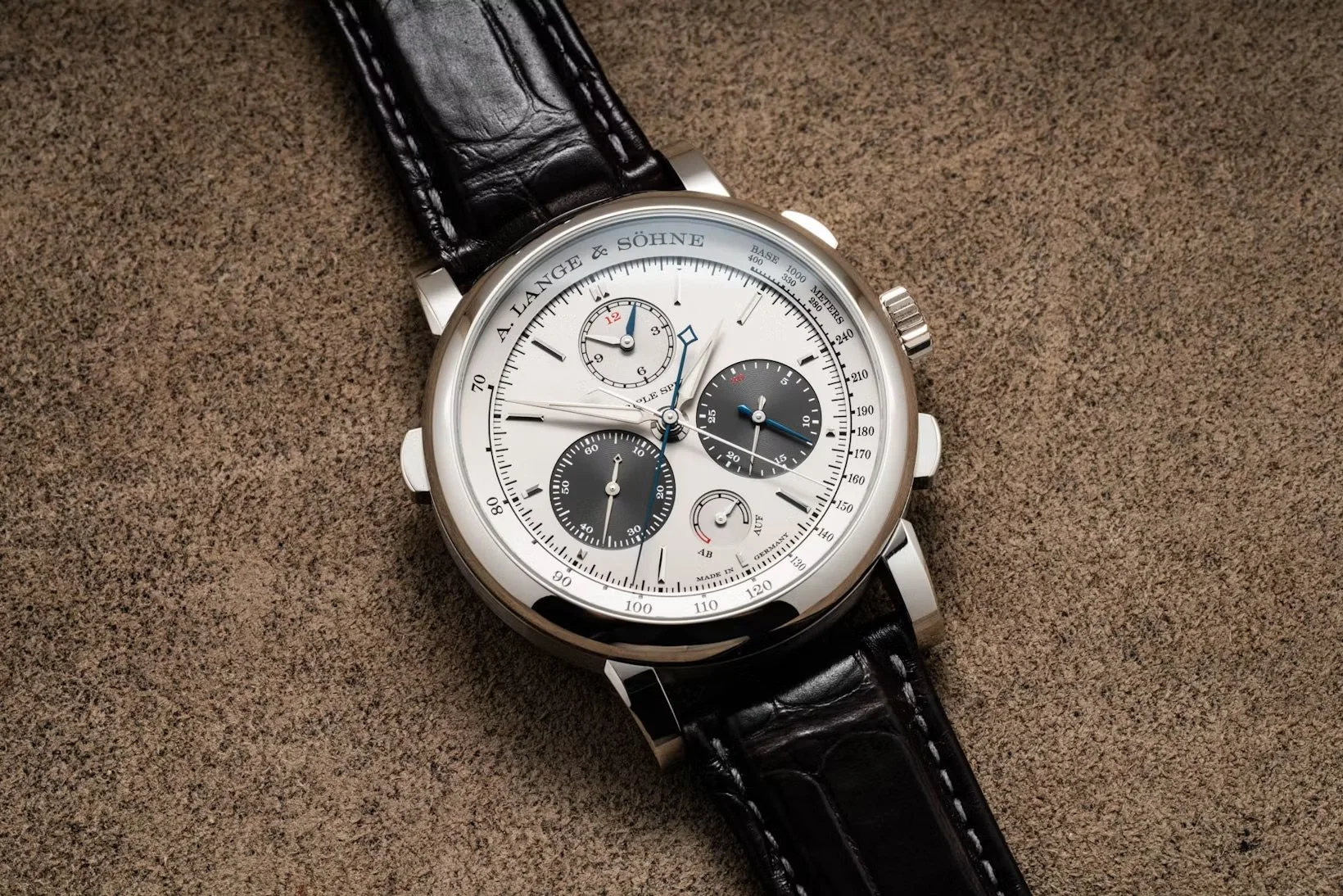 tan2h-lange-triplesplit-platinum-04945-compressed.jpeg