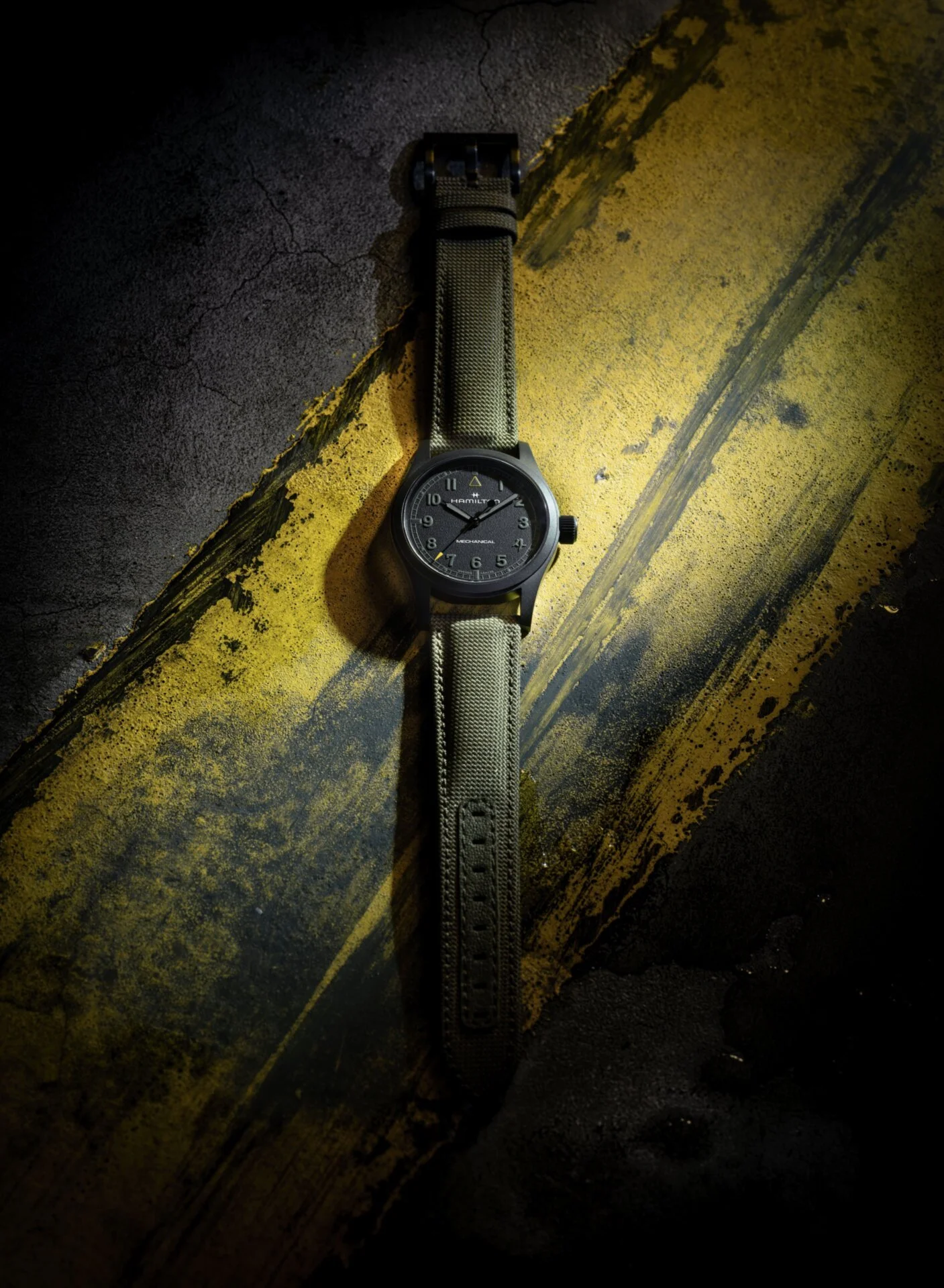 hamilton_khaki_field_h69469930_lifestyle_1_1_jpg_digital.jpeg