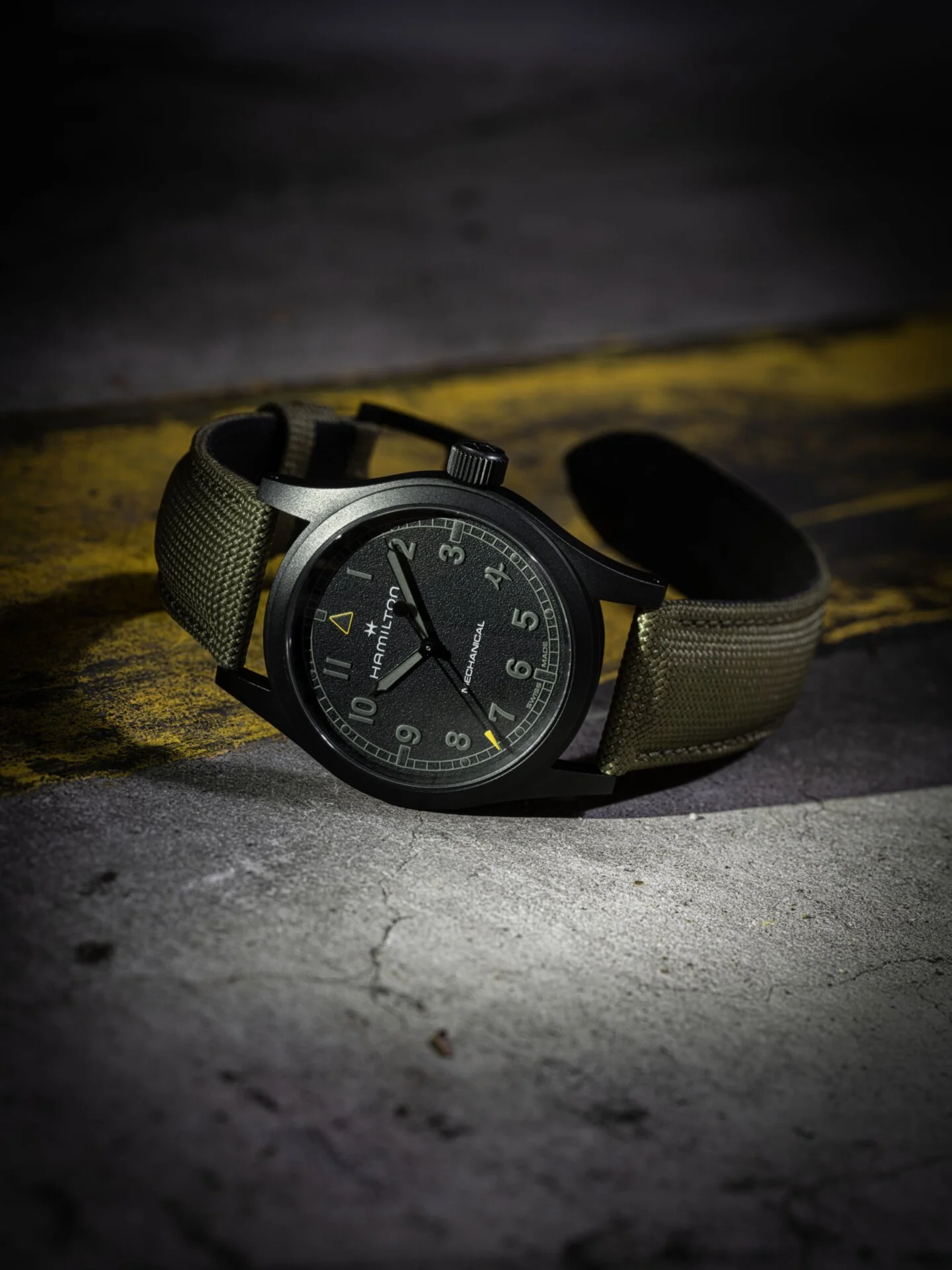 hamilton_khaki_field_h69469930_lifestyle_3_jpg_digital.jpeg