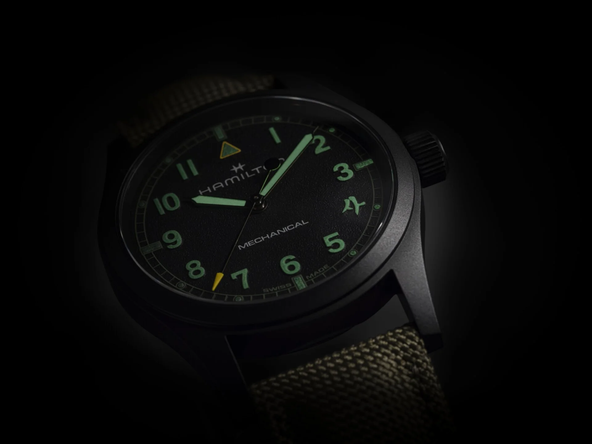 hamilton_khaki_field_h69469930_lifestyle_4_jpg_digital.jpeg