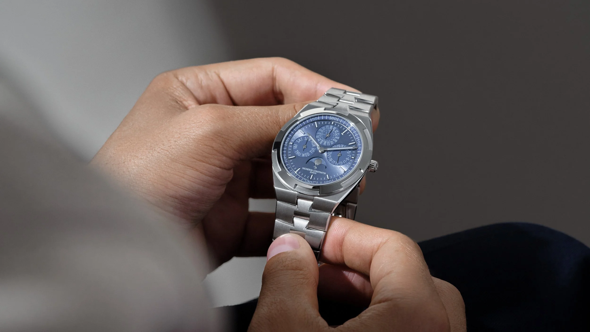 Overseas_4300V-220G-H119_LifeStyle_1_16x9.jpg
