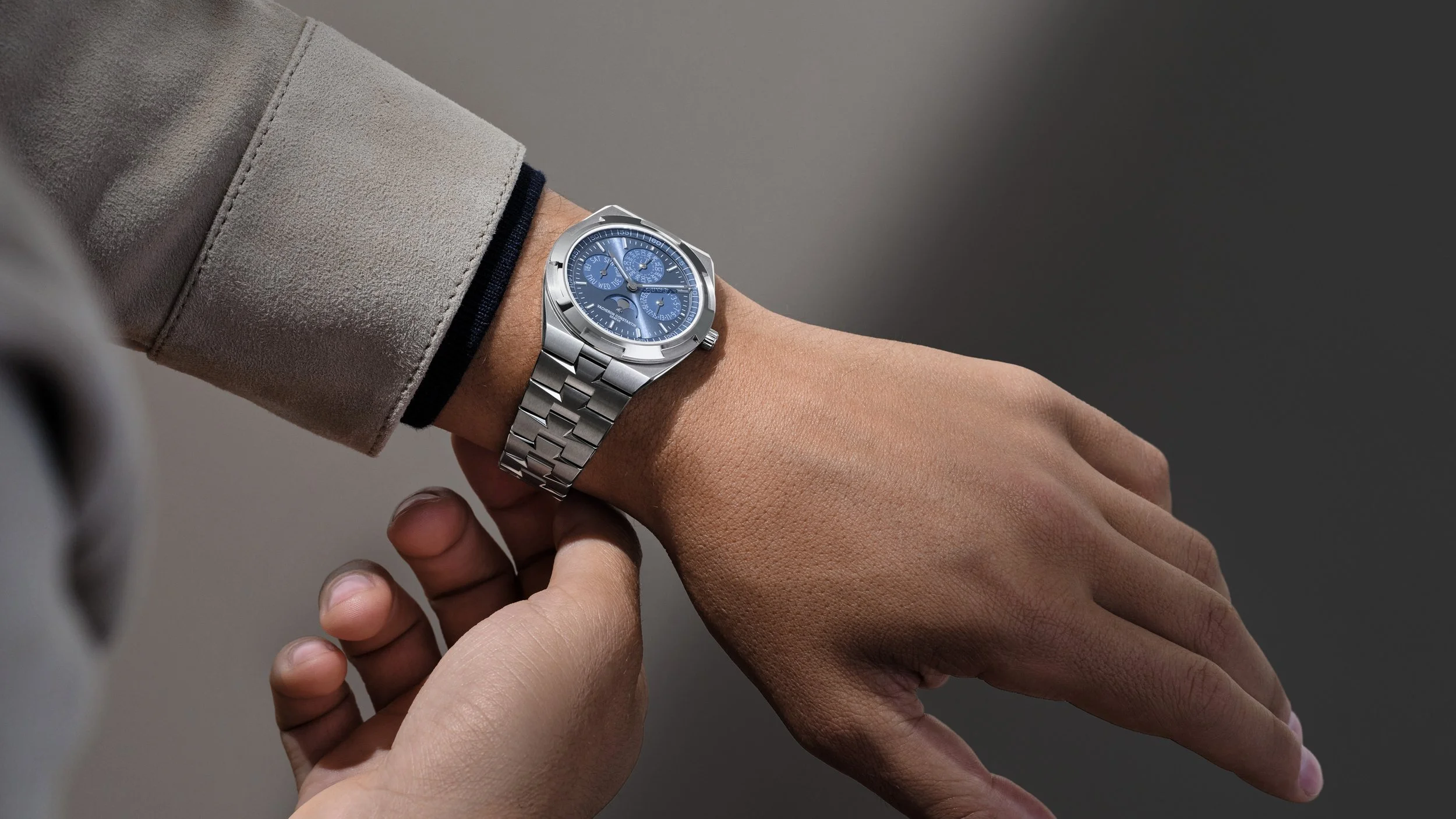 Overseas_4300V-220G-H119_LifeStyle_2_16x9.jpg
