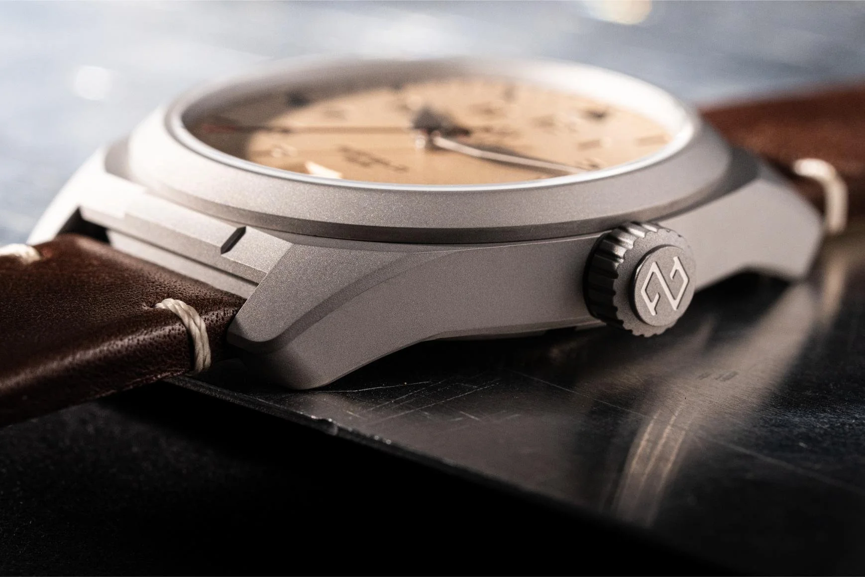 Formex AirField 40 mm Automatic Desert Sand - Case Profile.jpg