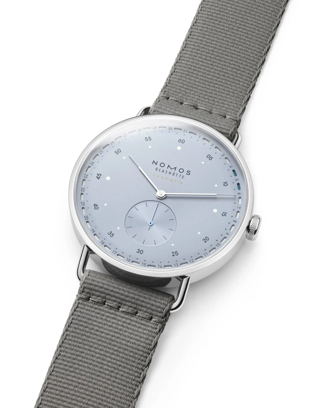 04_NOMOS_1166_Metro_neomatik_41_Update_ice_blue_1080x1350.jpg