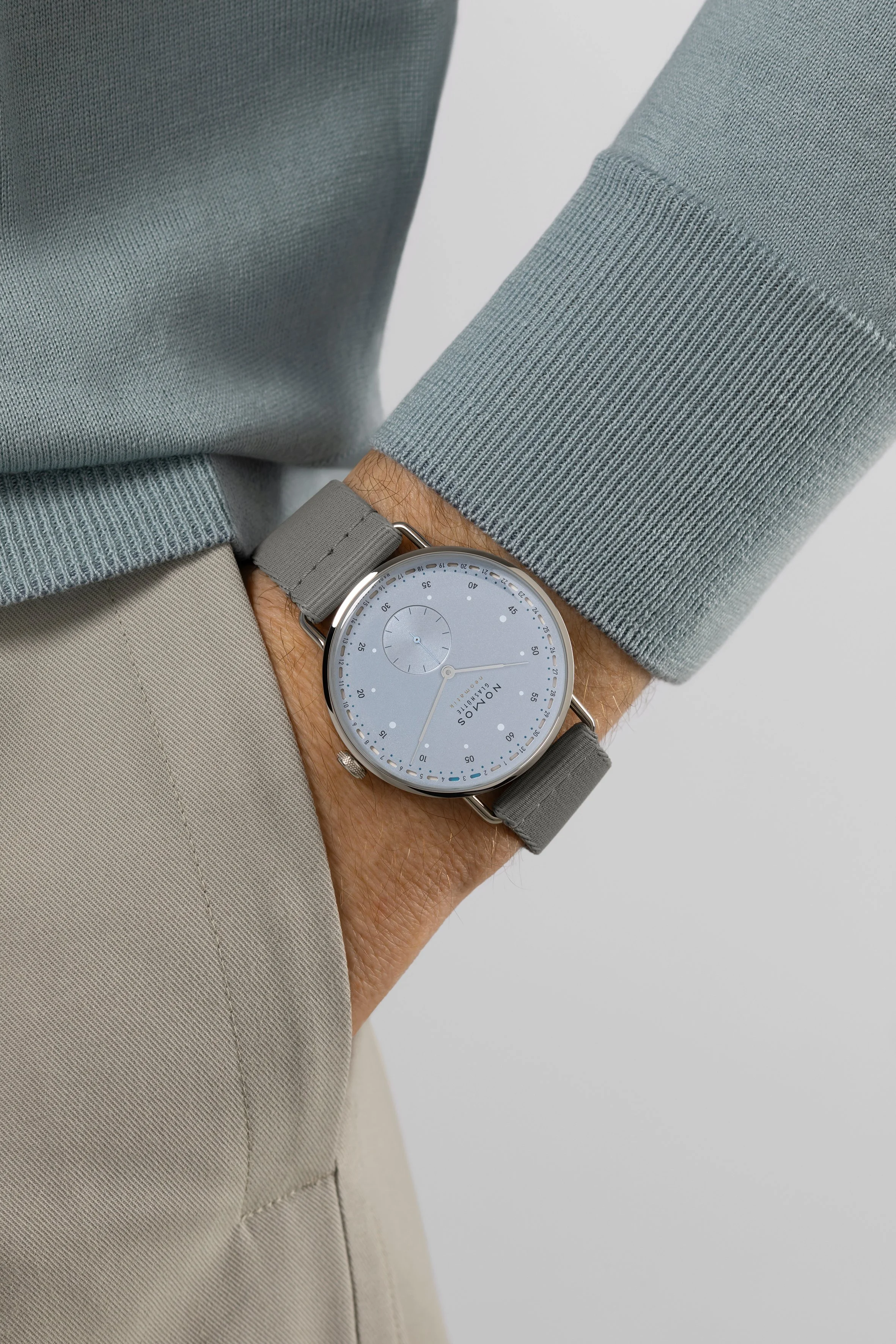 11_NOMOS_1166_Metro_neomatik_41_Update_ice_blue_2362x3543.jpg