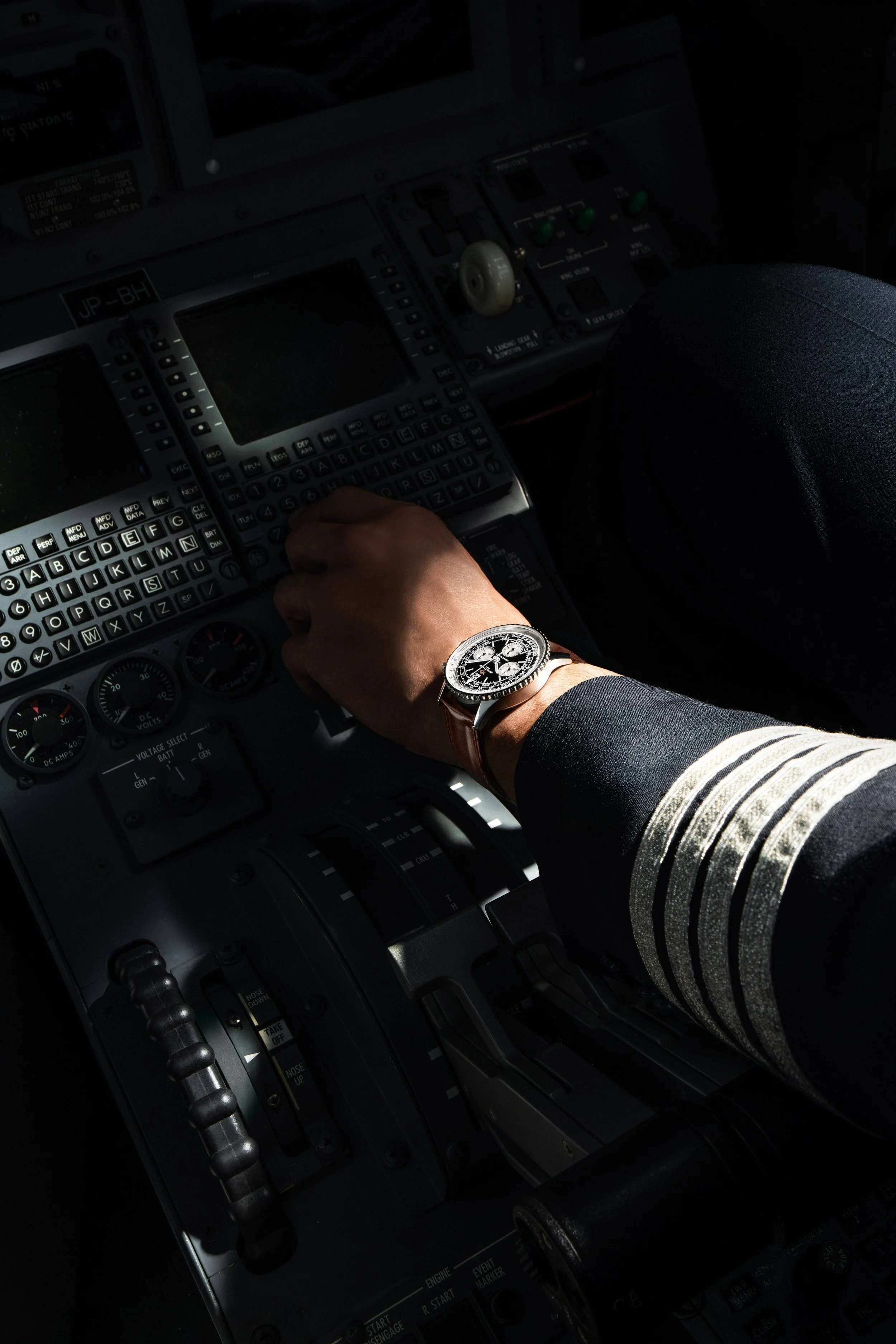 Breitling-Navitimer-B09-Chronograph-41_Black-Dial_Leather_Wrist-Shot_RGB.jpg