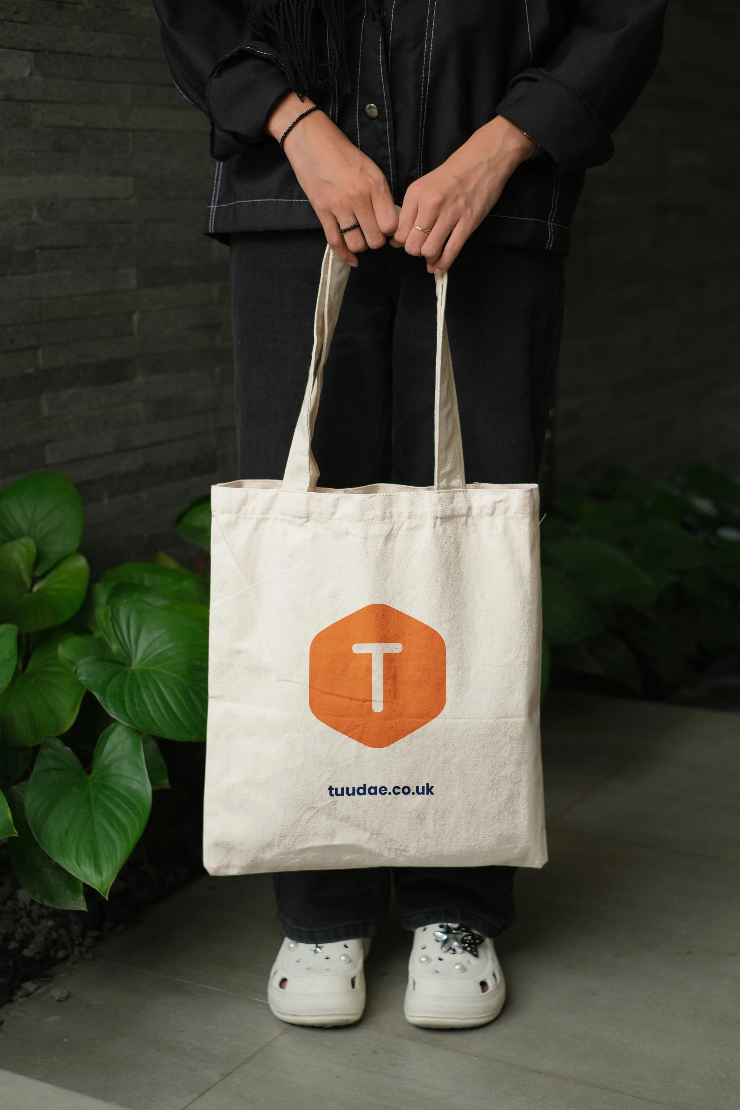 PHOTO MOCKUP TOTEBAG 2_1.jpg