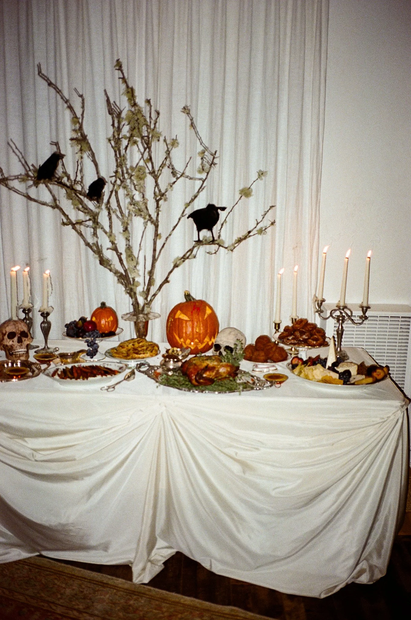 Spooky Season Soirées to Die For: A Chic Take on Halloween Hosting