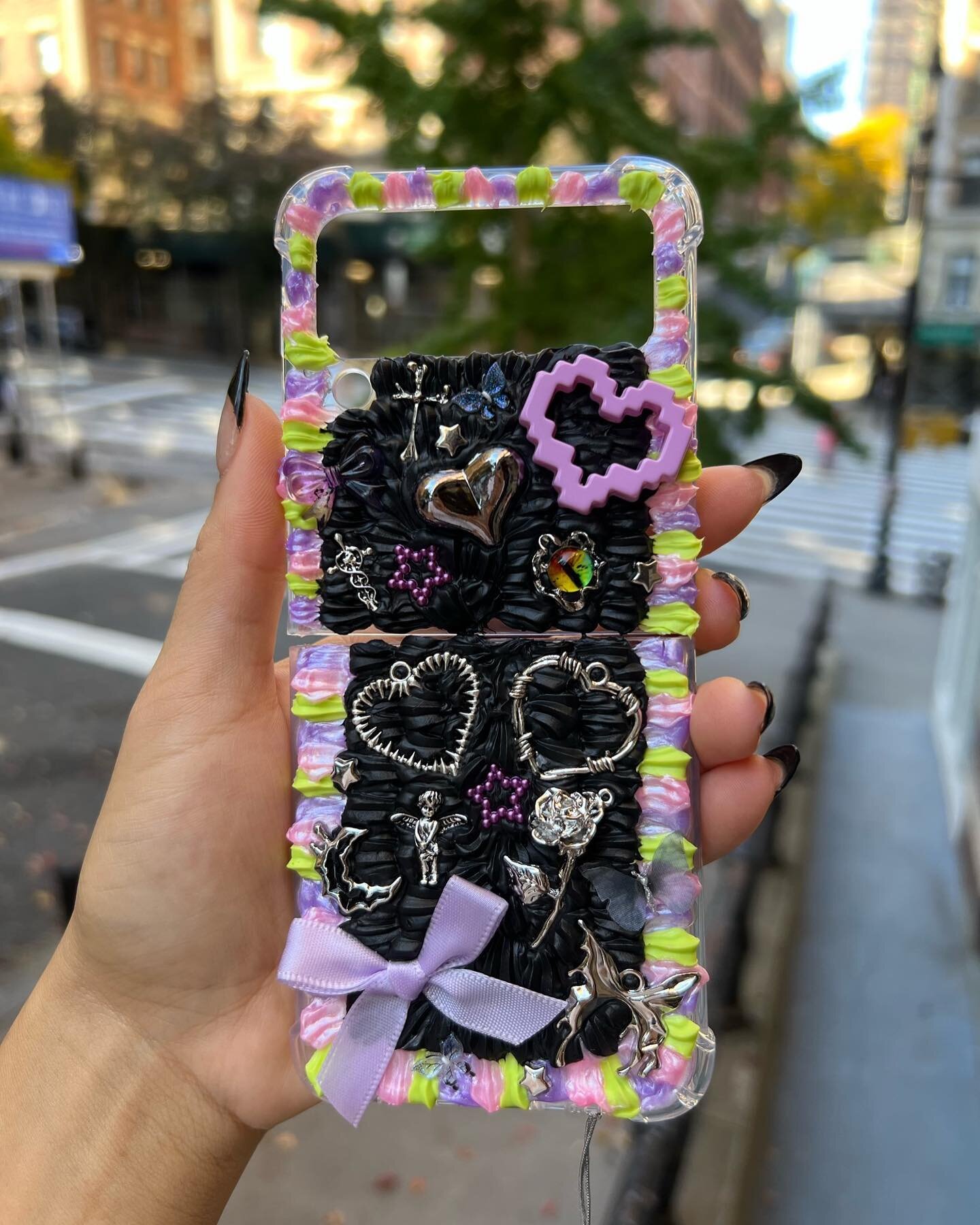 Miss being able to hang up on someone with our flip phone like *click* 💁&zwj;♀️ We made our first custom case for a flip phone &amp; it was soooo much fun XD
.
.
.
.
.
.
.

#handmade #handmadephonecase #decoden #decodenphonecase #sonnyangel #sonnyan