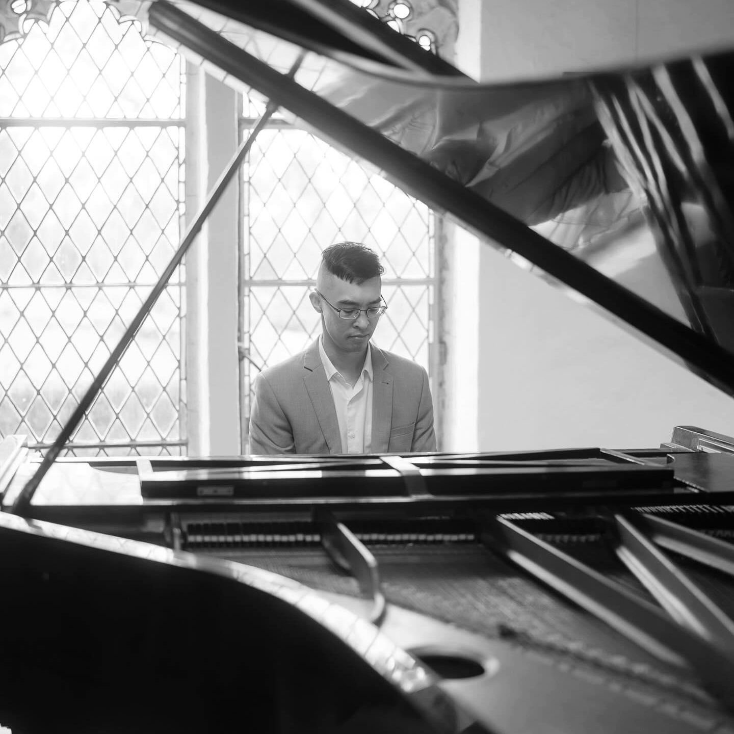 Thanks @nikolajanev for the action shot of me on the piano @montsalvatweddings a few weeks ago.

Need a photographer 📸 for your wedding then 💯 don't look past @nikolajanev. He is your man!!

Need a pianist 🎹 for your wedding then 💯 don't look pas
