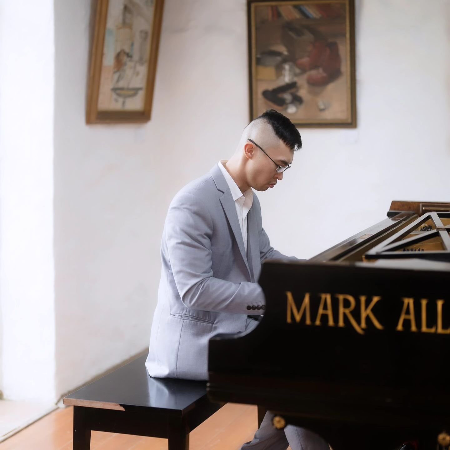 🚨 Thanks to the amazing @montsalvatartscentre, I'll be doing a meet and greet, Q&amp;A session, plus a live piano 🎹 performance on: 

🗓 Sunday 28 July 2024
🕐 10am to 4pm
⛪️ Montsalvat, Eltham - Upper Gallery
@montsalvatweddings 

📷: @nikolajanev