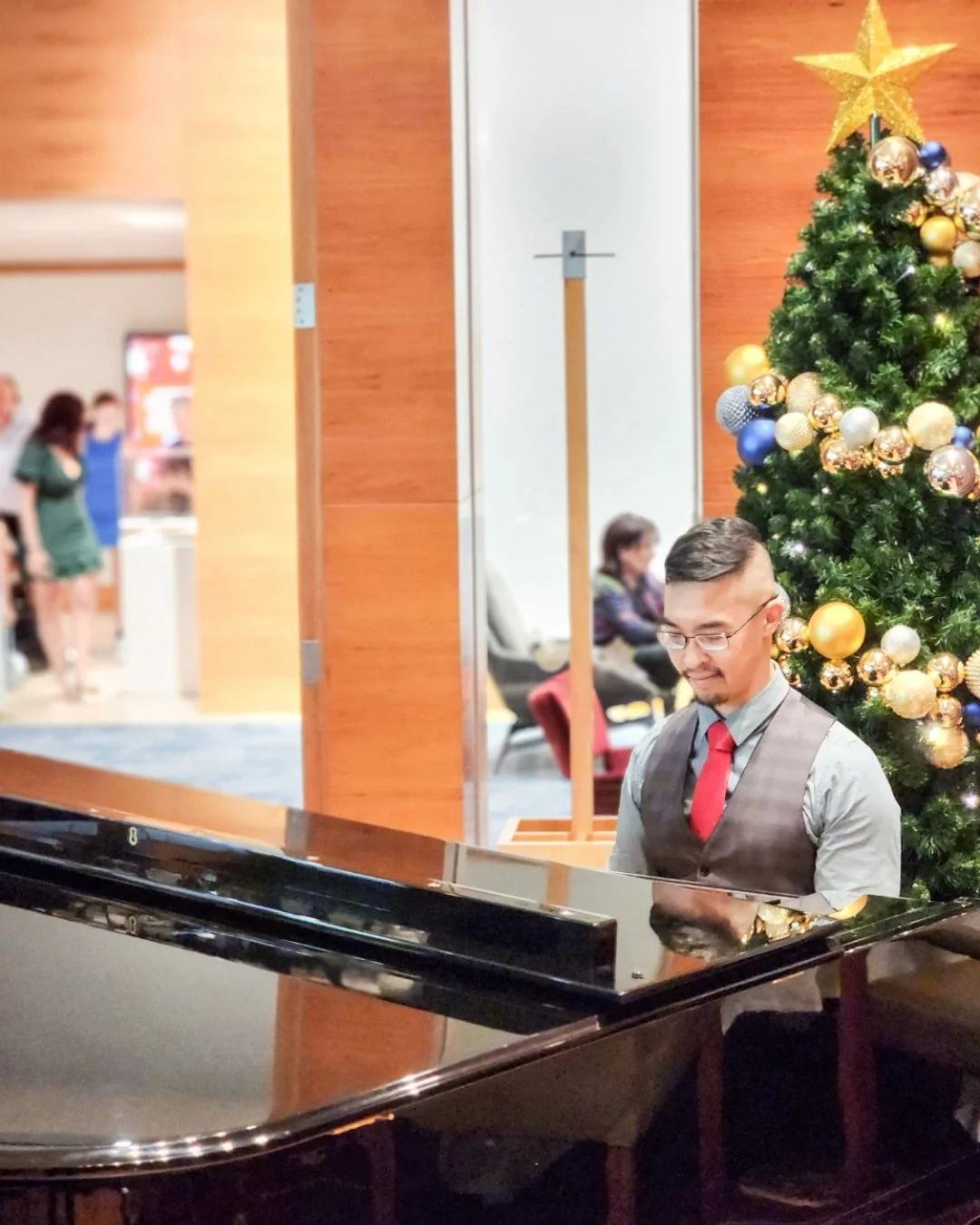 🎄 Christmas is only a week away! If you&rsquo;re hosting a Christmas party between now and then and would love live piano carols to bring the festive magic to life, send me a DM at @MusicianCalvin.

Let&rsquo;s make your celebration unforgettable