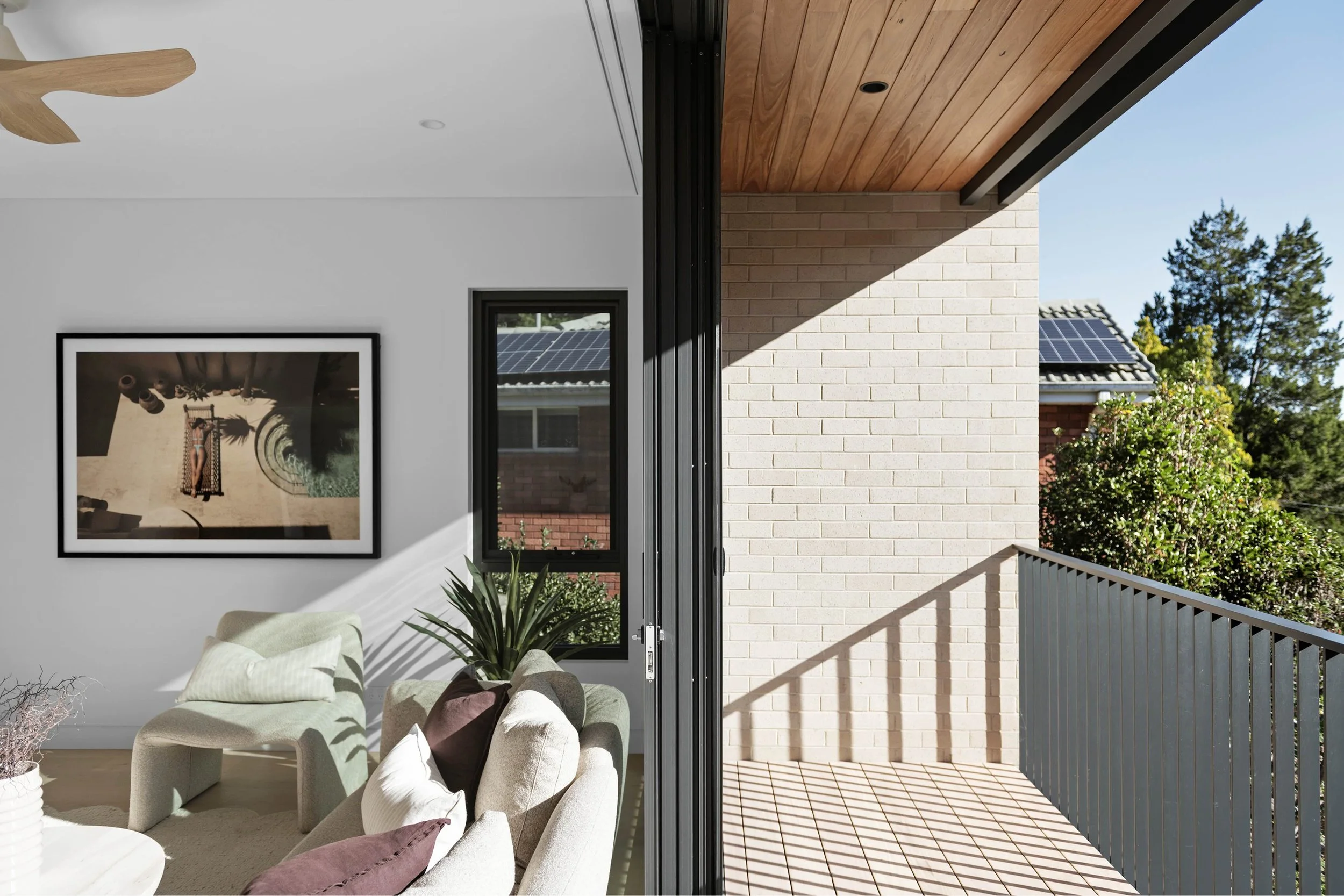 dundas-valley-duplex-exterior-sunny-balcony-mont-architects.jpeg