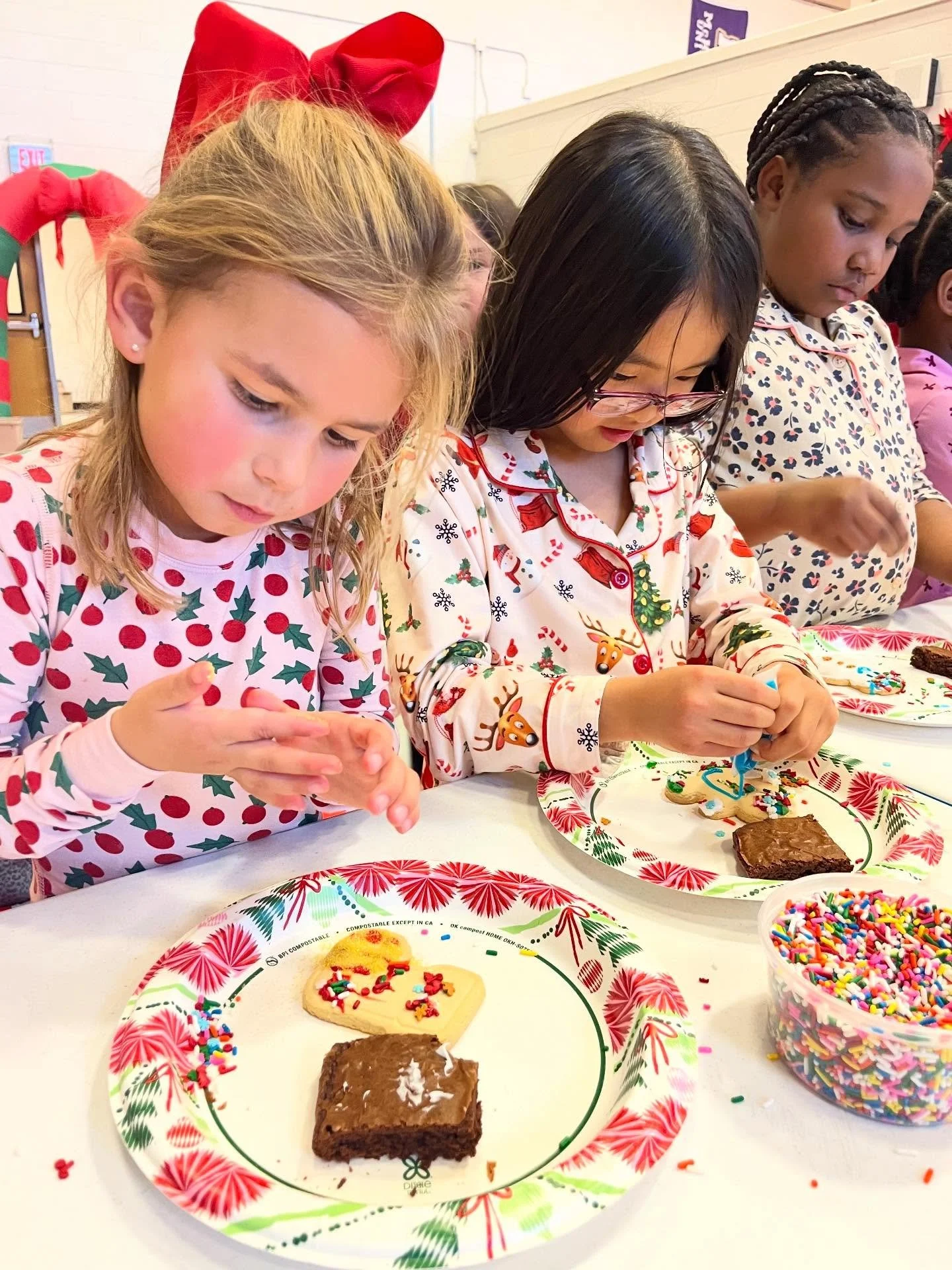 sweet moments + sprinkled smiles ❄️🍪 our care kids had the best time decorating winter cookies&mdash;messy hands, big laughs, and lots of holiday cheer before winter break!🎨✨&hearts;️

#bighitacademy #afterschoolprograms #afterschoolcare #cookiedec