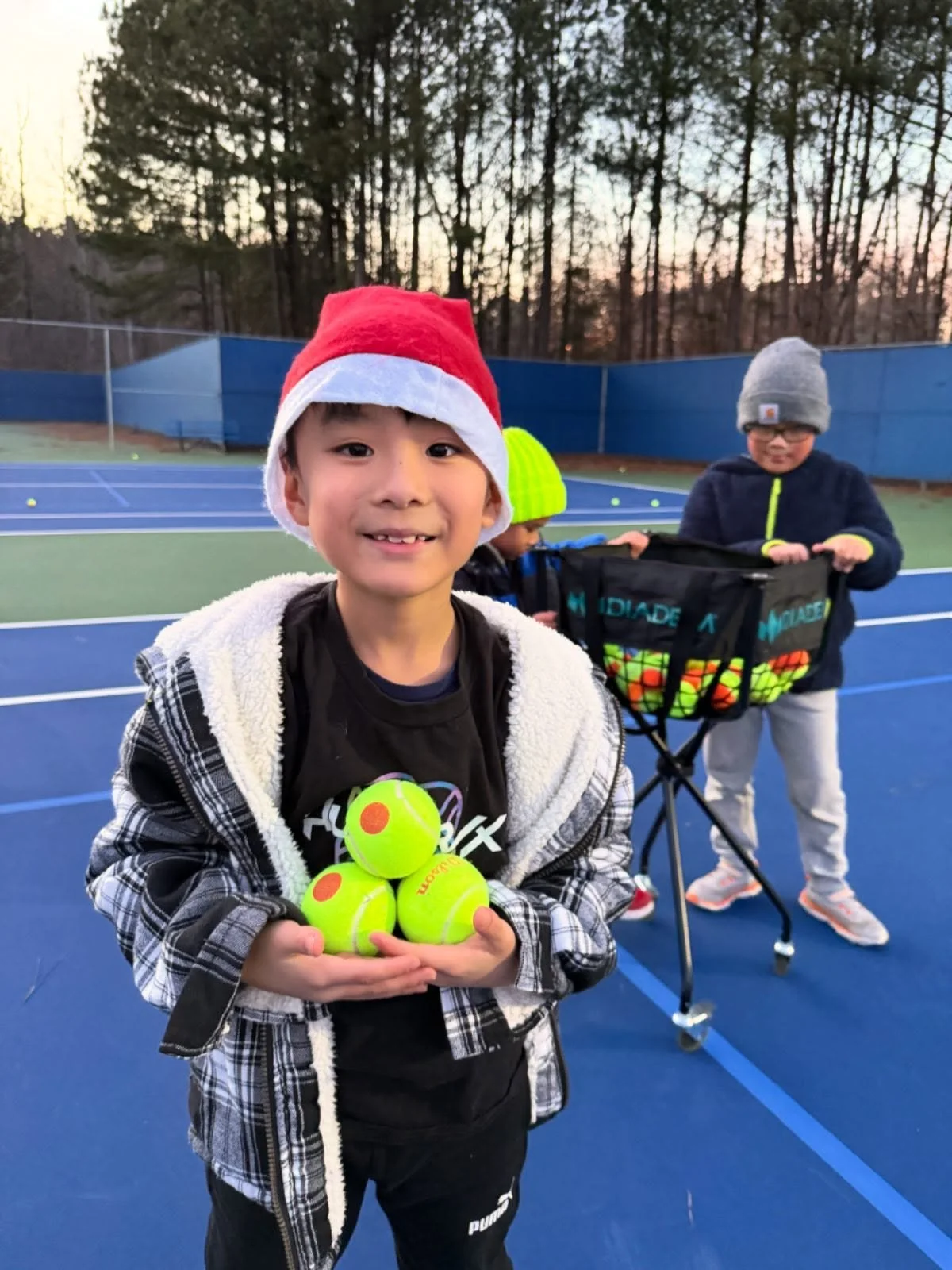 happy holidays from our court to yours!!🎄🎾🎅🏼&hearts;️

#bighitacademy #tennislessons #tennisforkids #afterschoolprograms #tenniskids