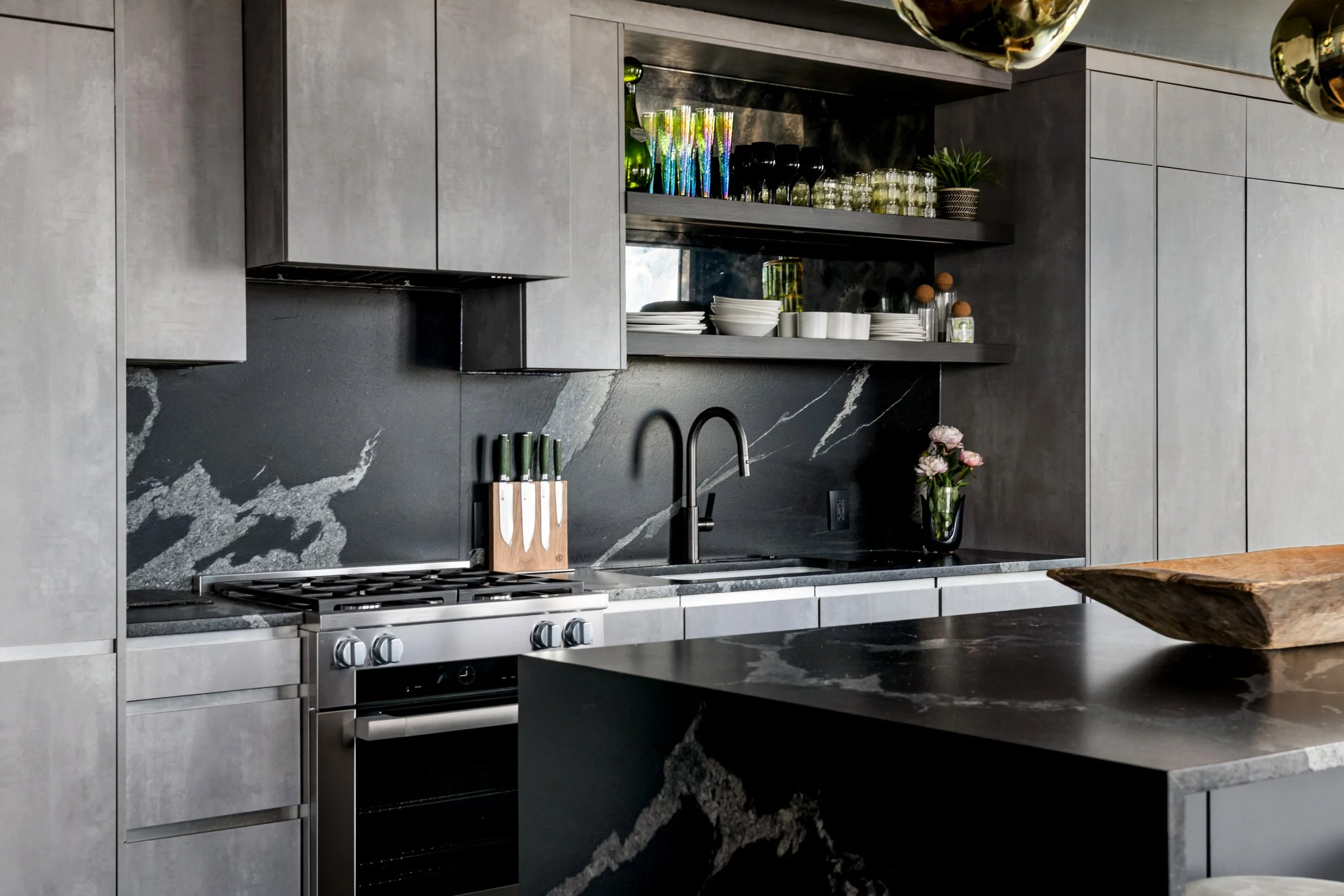 minhnuyet_hardy_brookwood_backsplash.jpg