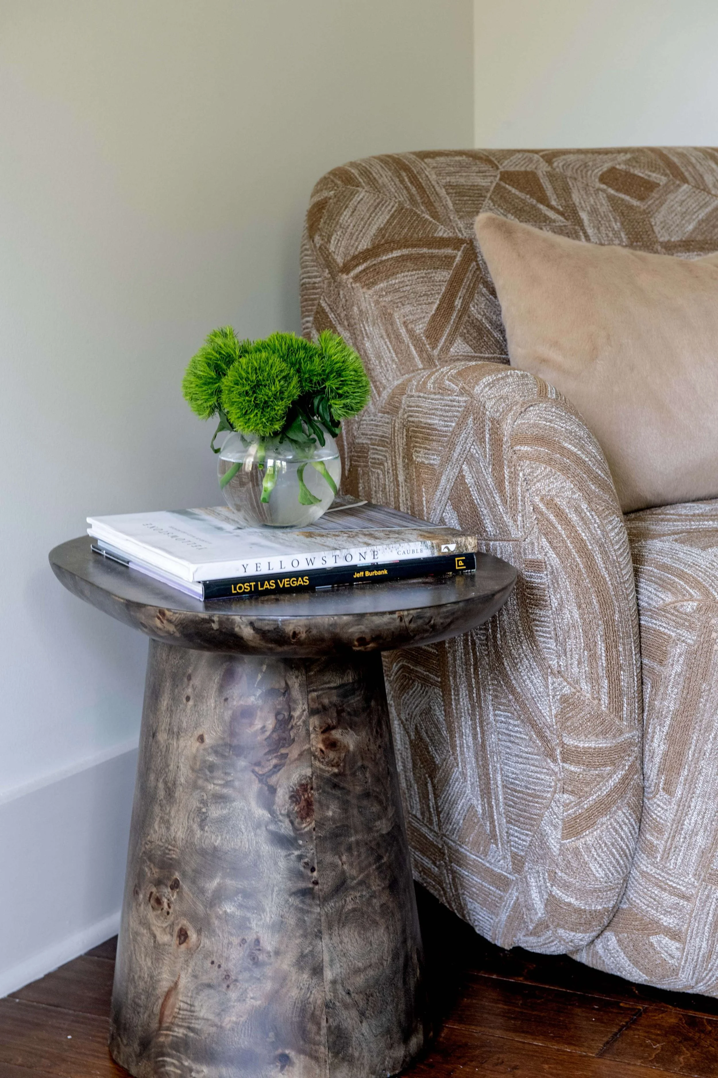 minhnuyet-hardy-dunwoody-row-house-side-table-flowers.jpg