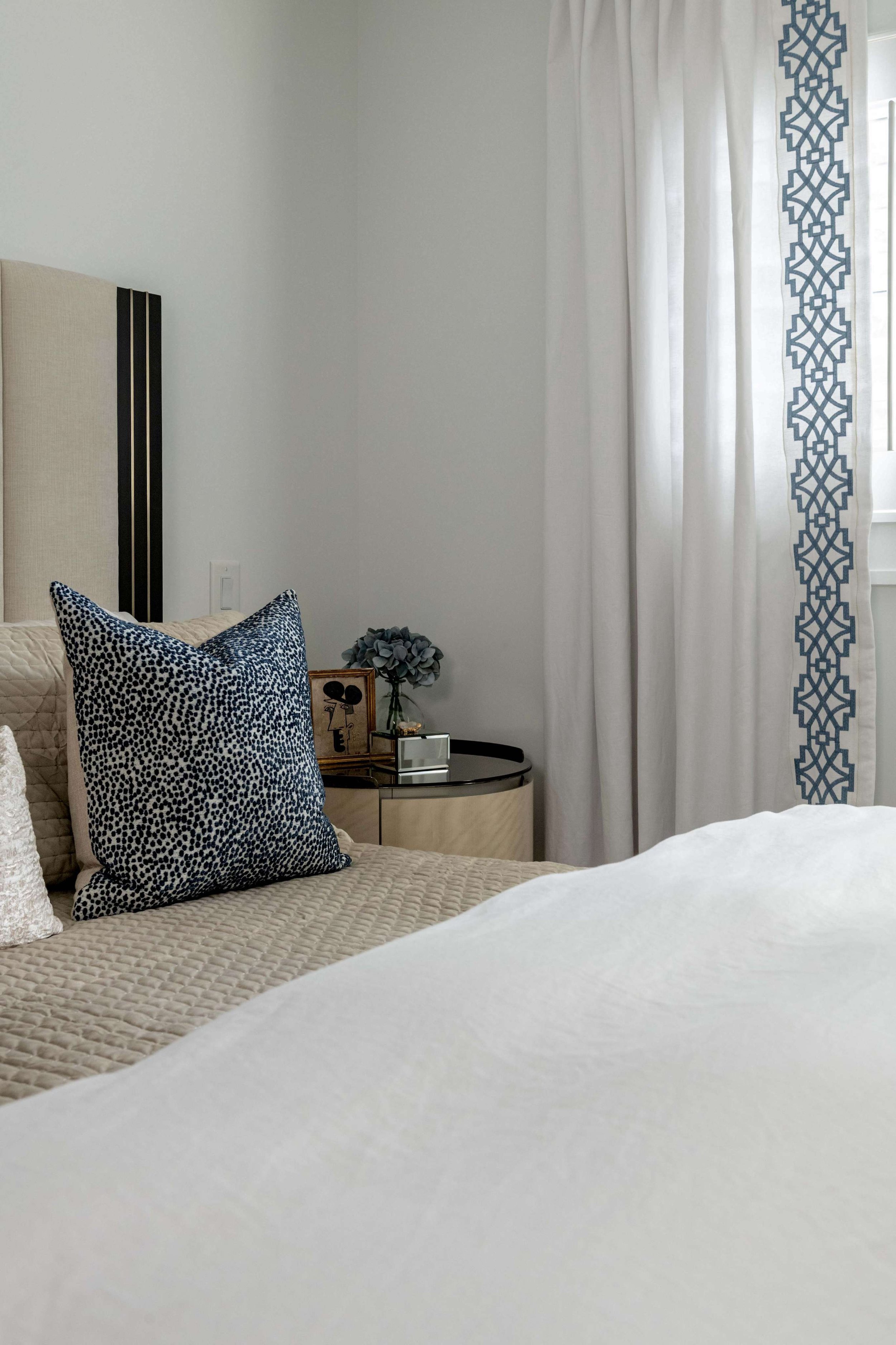 minhnuyet-hardy-refined-decatur-residence-bedroom-detail.jpg
