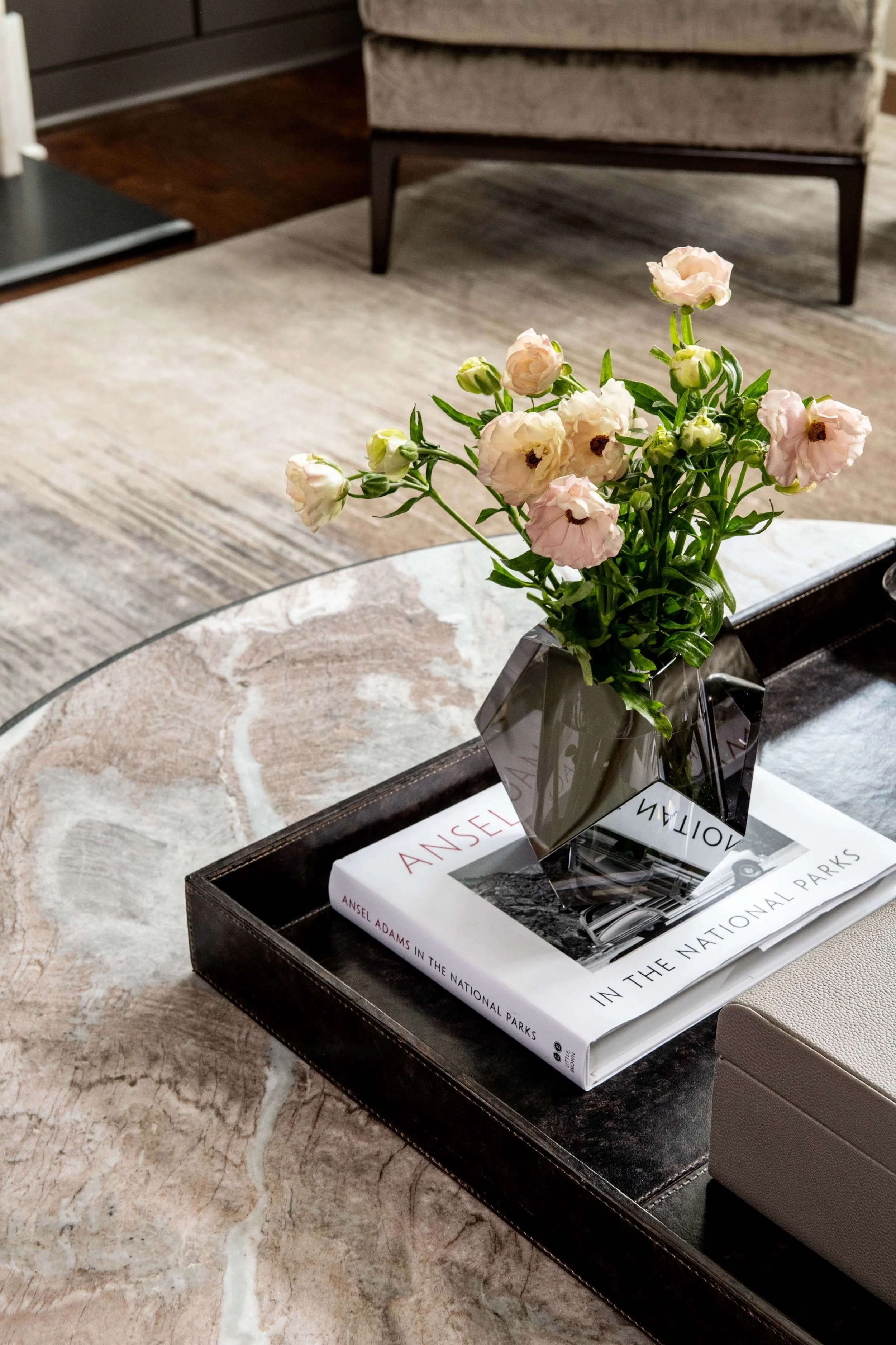 minhnuyet-hardy-dunwoody-row-house-coffee-table-flowers.jpg