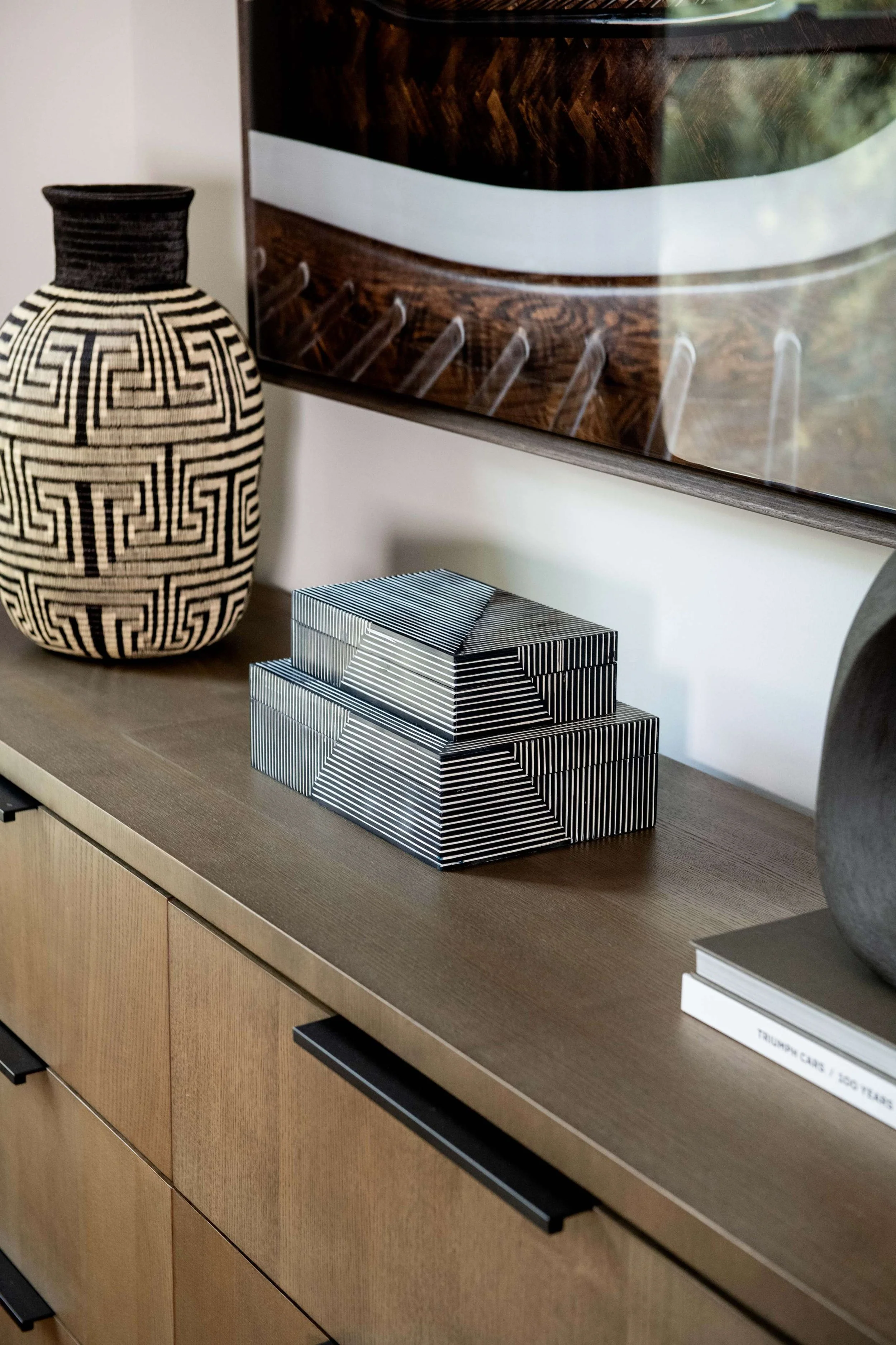 minhnuyet-hardy-dunwoody-row-house-sideboard-books.jpg
