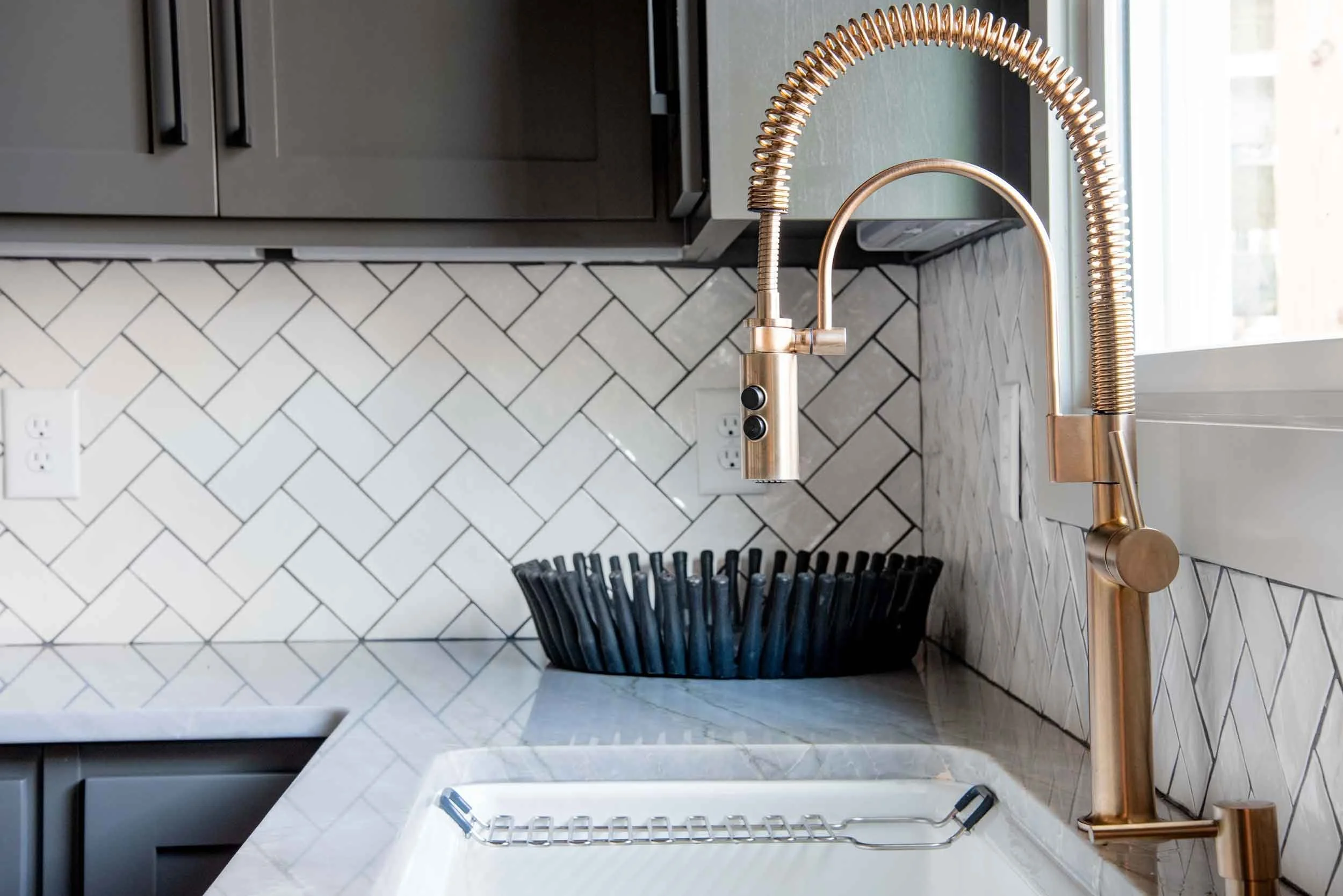 minhnuyet-hardy-modern-masculine-manor-kitchen-faucet-10.jpg