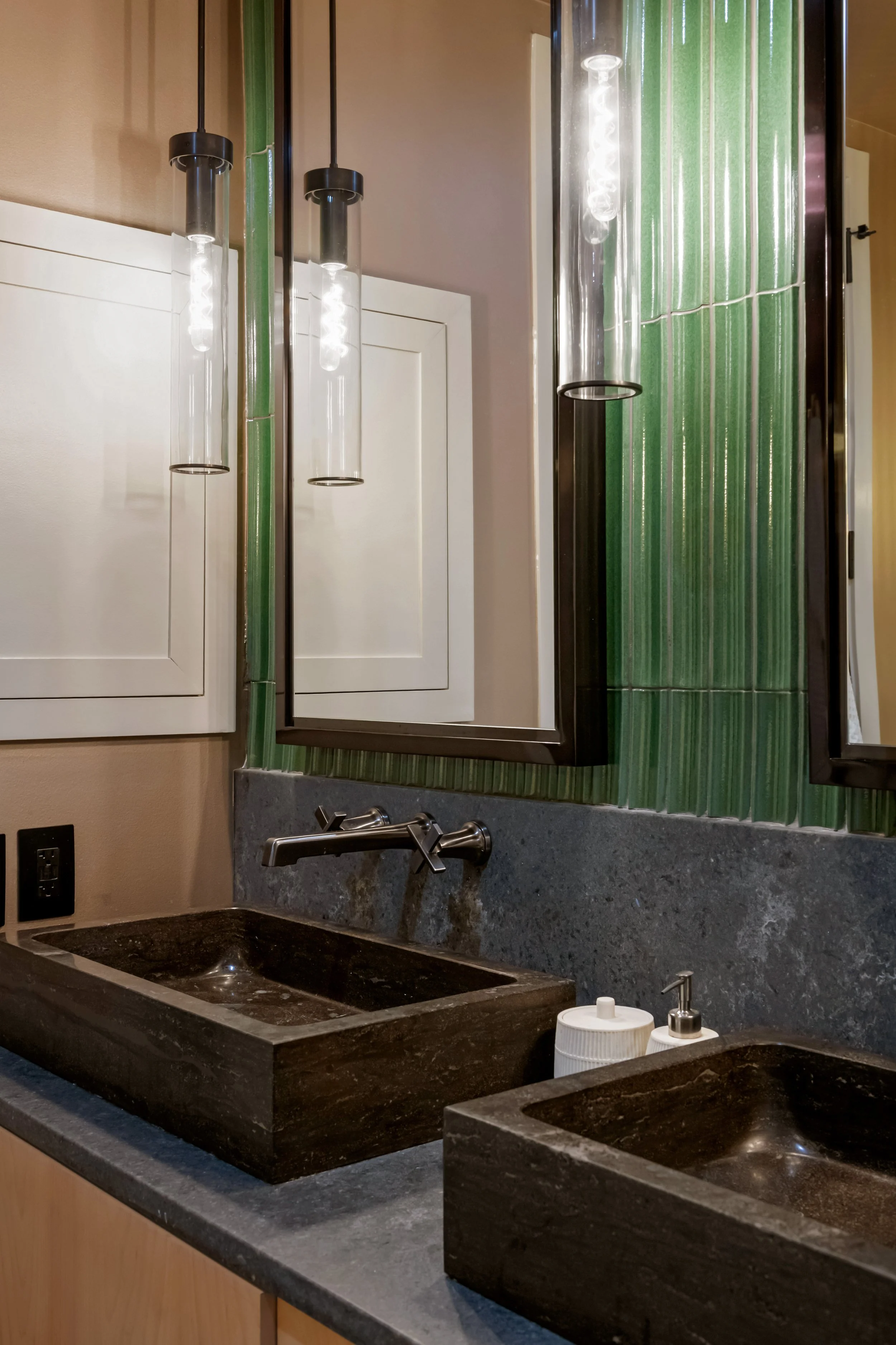 minhnuyet_hardy_brookwoodd_master_sink.jpg