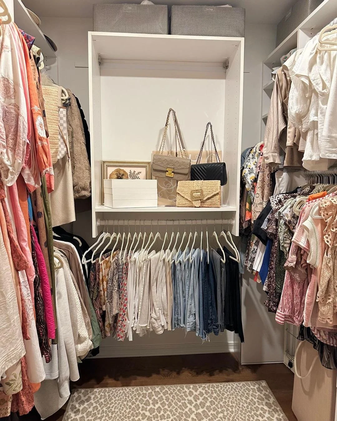 Your closet sets the tone for your entire day.✨ If finding your favorite jeans feels like a race against the clock, it&rsquo;s time for a reset. Let us transform your closet into a space that starts your day calm, not chaotic.🤍