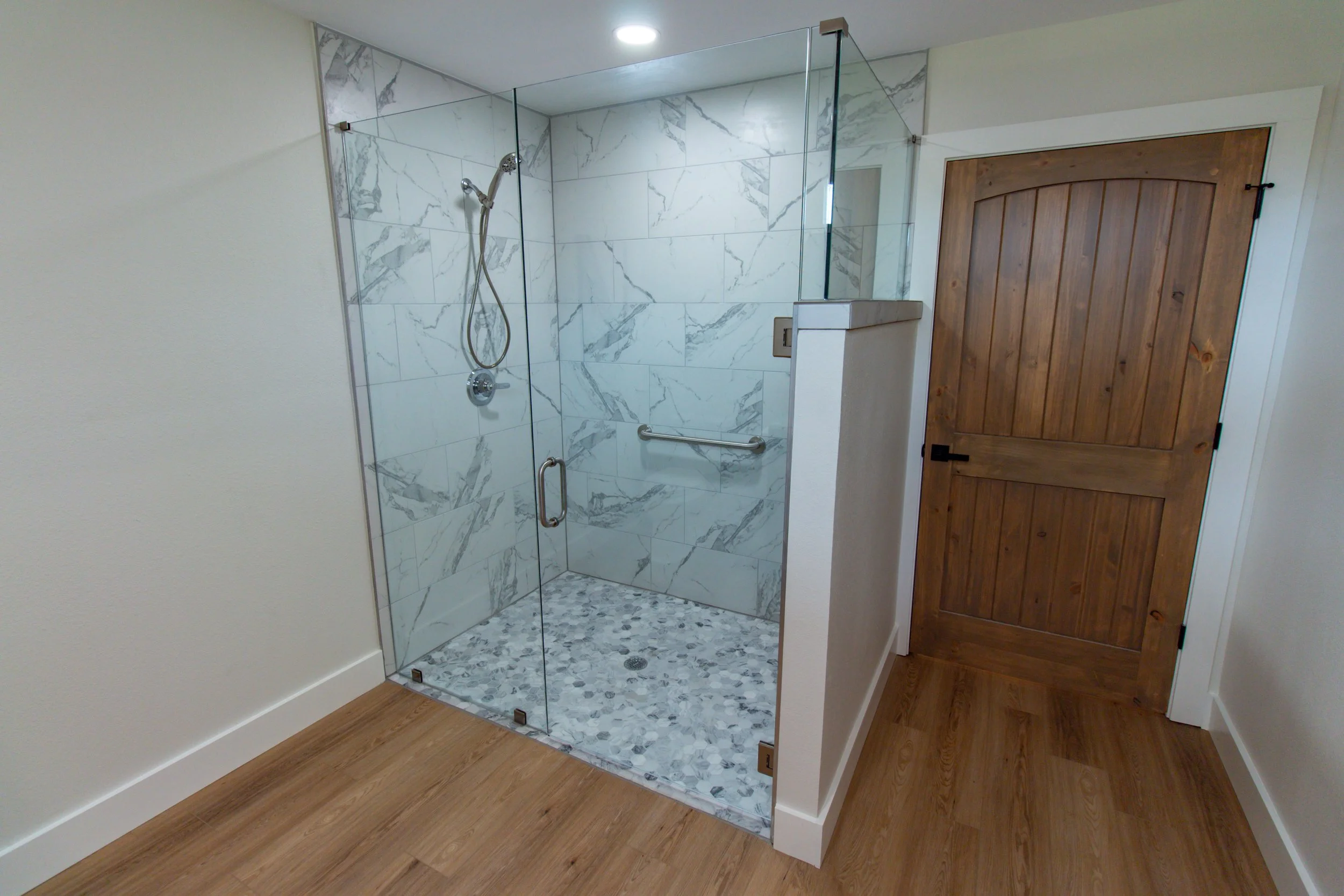 [Bathroom 1 (shared by Bedroom 1 & Bedroom 2 residents).]

This bathroom has two entrances - the first being off the living room, and another off Bedroom 1. This gives equal access to both residents of Bedroom 1 & 2.