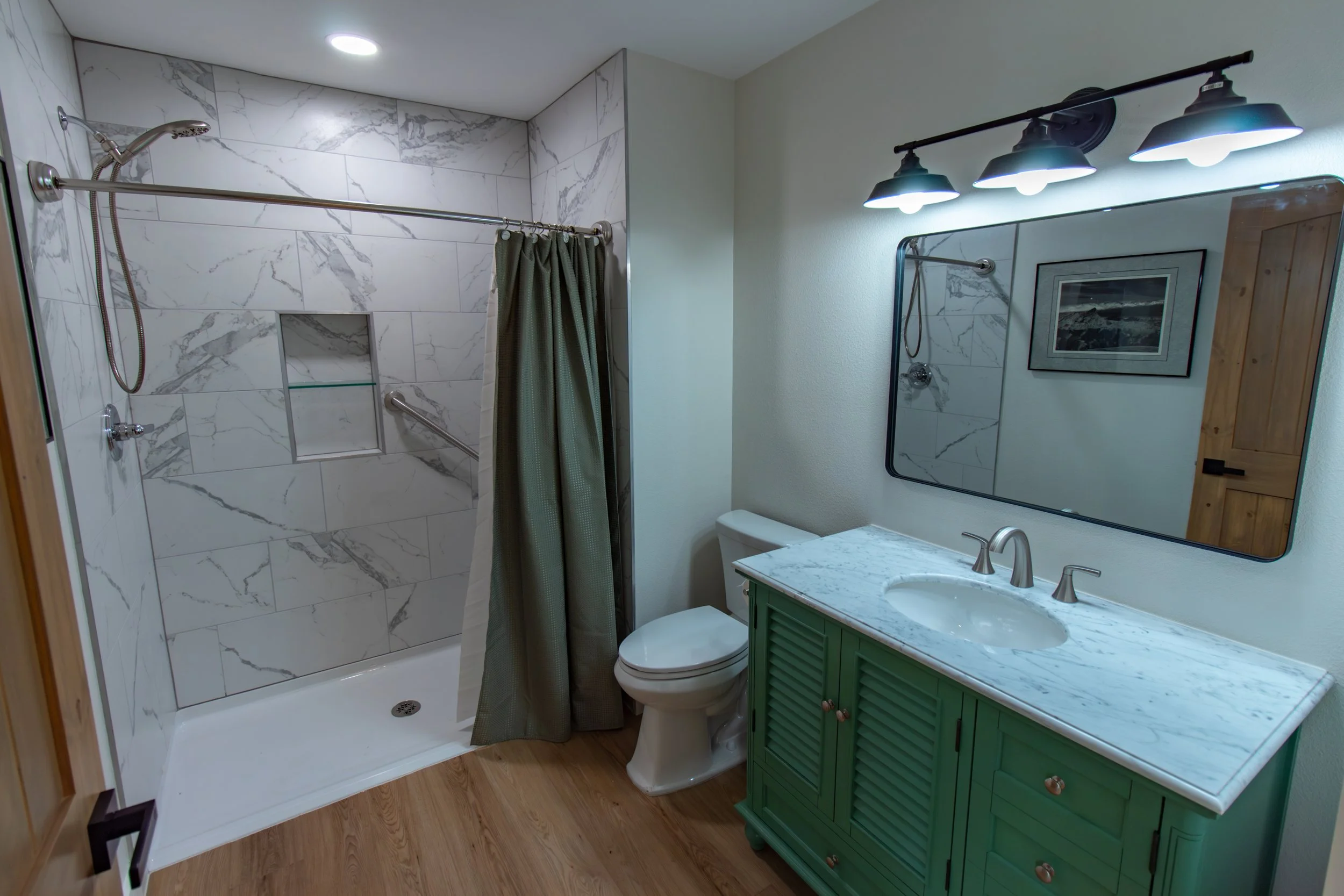 [Bathroom 2 (attached to Bedroom 3).]