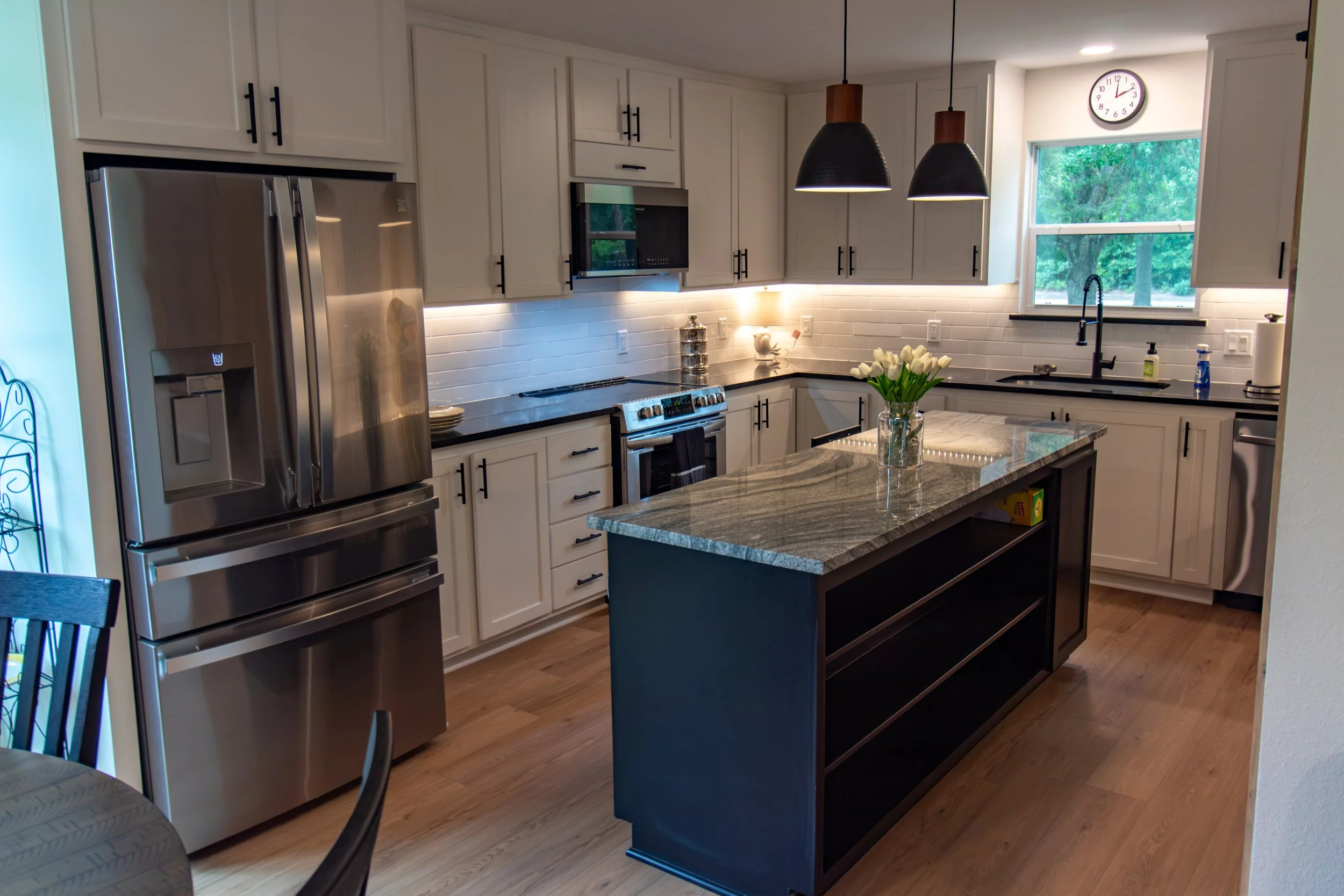 [Kitchen.]

Equipped with brand-new stainless steel appliances.