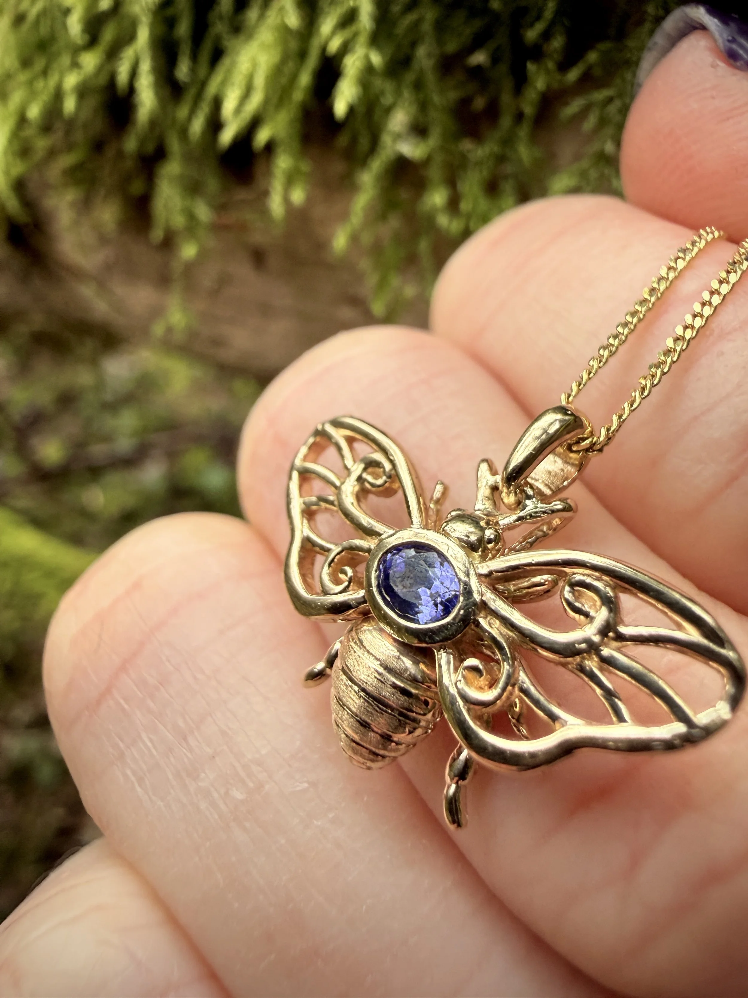 Clover Wing Bee Pendant With Tanzanite