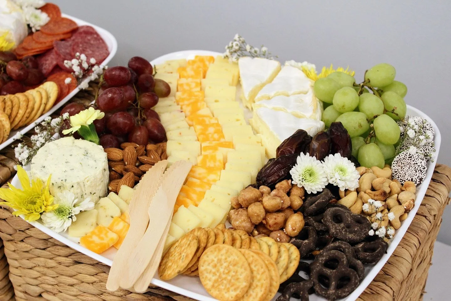 Charcuterie &amp; coffee arrangements for a corporate event. 

NYC/Tri-state area 📍
DM to book us today!

#nyc #corporate #corporateevents #wedding #weddingdecor #decor #eventdecor #babyshower #engagement #floral #decoration #nycwedding #nycevents
