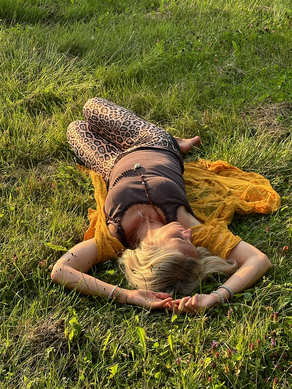 yinyoga i gräset.png