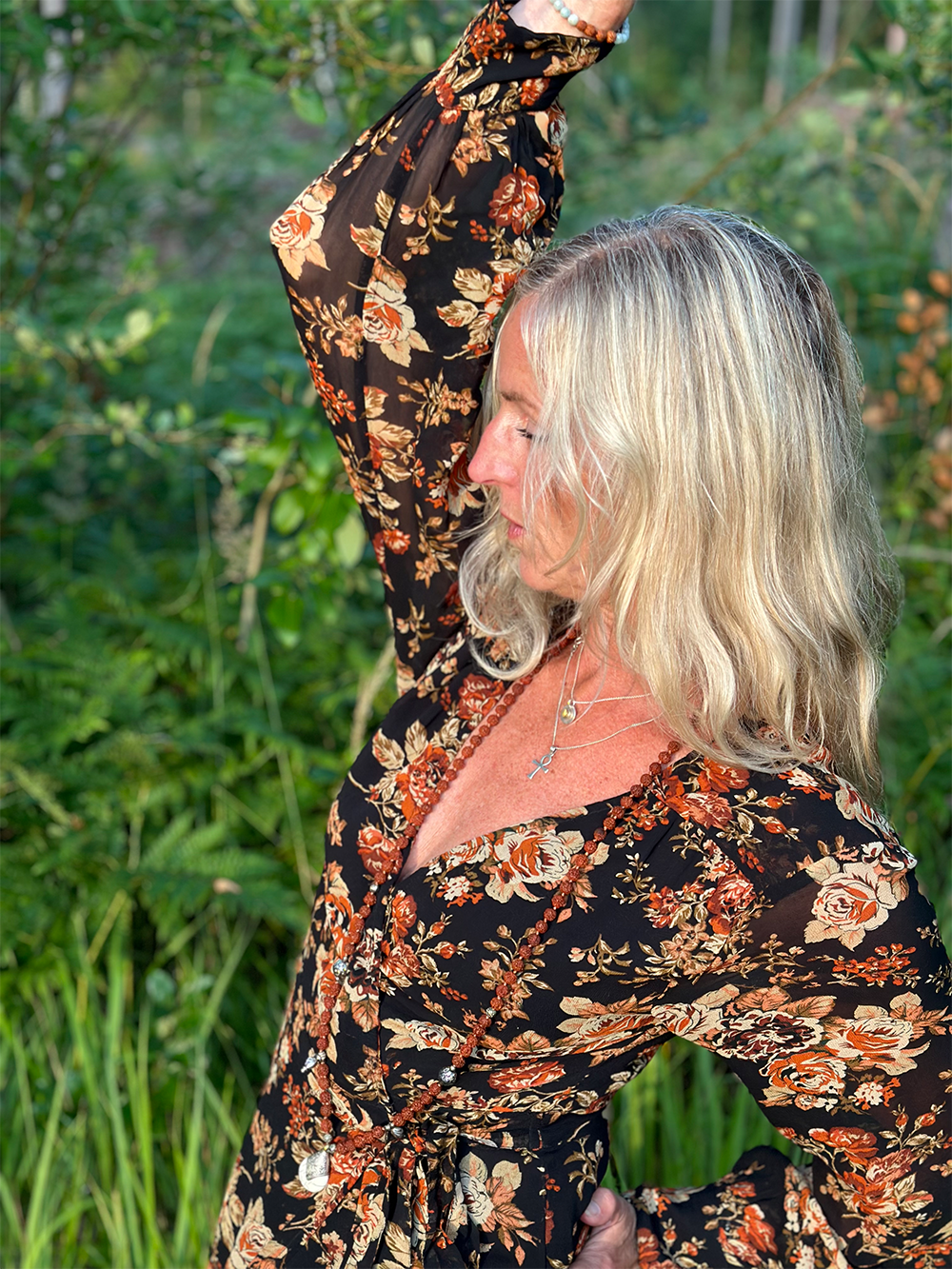 Profil blommmig klänning.png