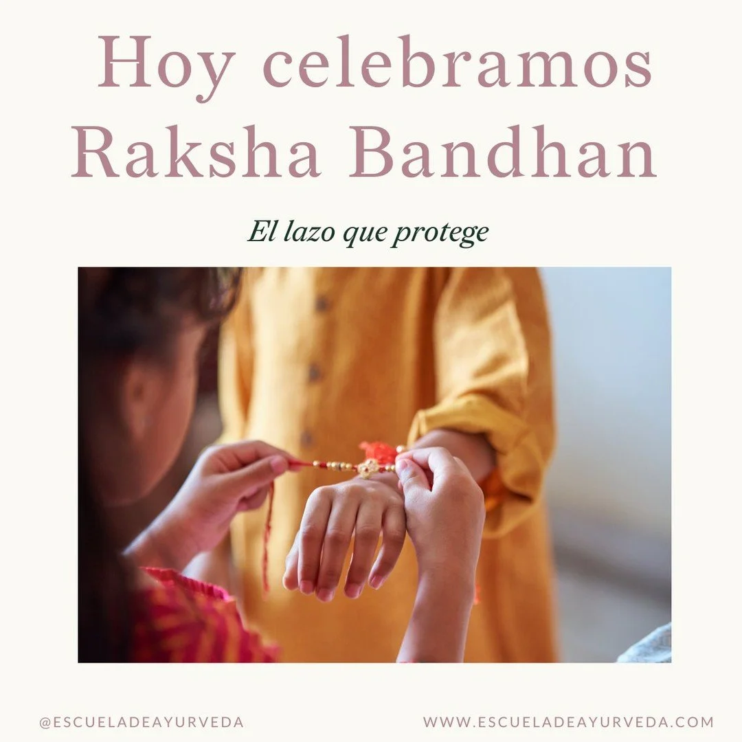 En la tradici&oacute;n v&eacute;dica, Raksha Bandhan honra el v&iacute;nculo de cuidado y protecci&oacute;n entre hermanos. La palabra raksha significa &ldquo;protecci&oacute;n&rdquo; y bandhan, &ldquo;lazo&rdquo;: una hermana ata un hilo sagrado (ra