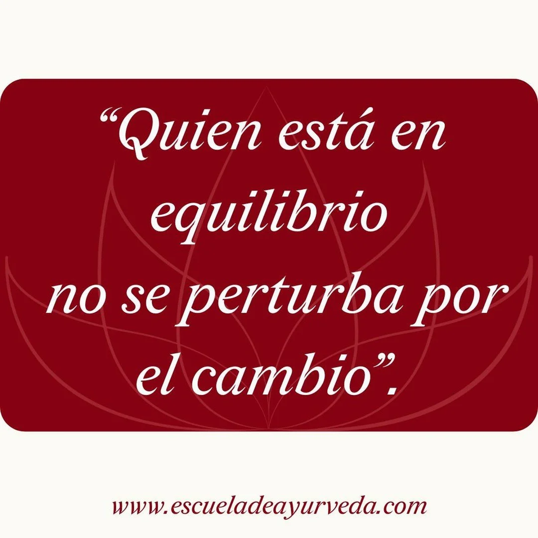 Quien est&aacute; en equilibrio no se perturba por el cambio.

La Bhagavad Gītā no habla aqu&iacute; de resistencia, sino de estabilidad interna.

Cuando el eje est&aacute; claro, los cambios no desordenan: informan.

Desde Ayurveda, el equilibrio no