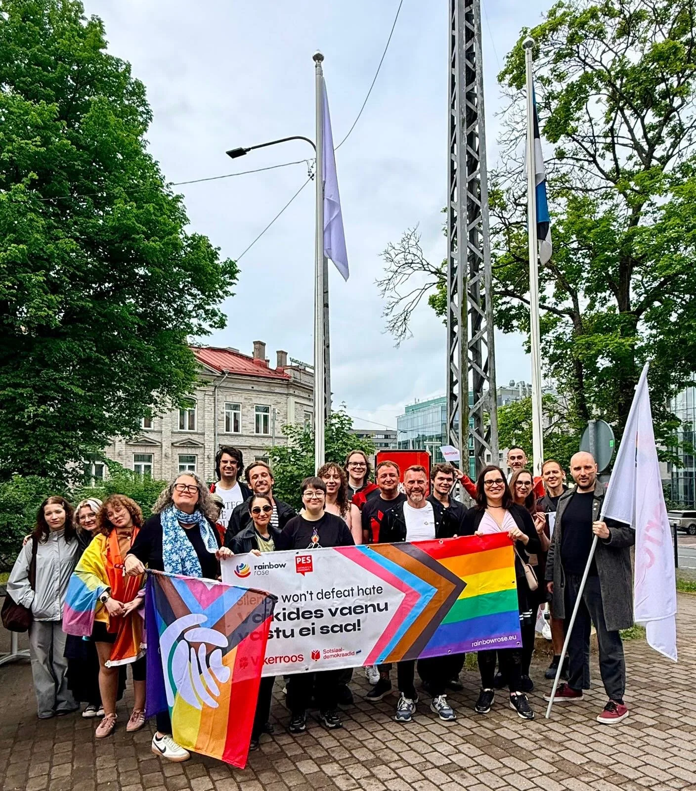 Ahead of the pride march this afternoon, we were hosted by @sotsdem at their headquarters to not only to have an update on the political situation in Estonia, but to also raise the pride flag on the party headquarters. 

Beyond this symbolic act, it 