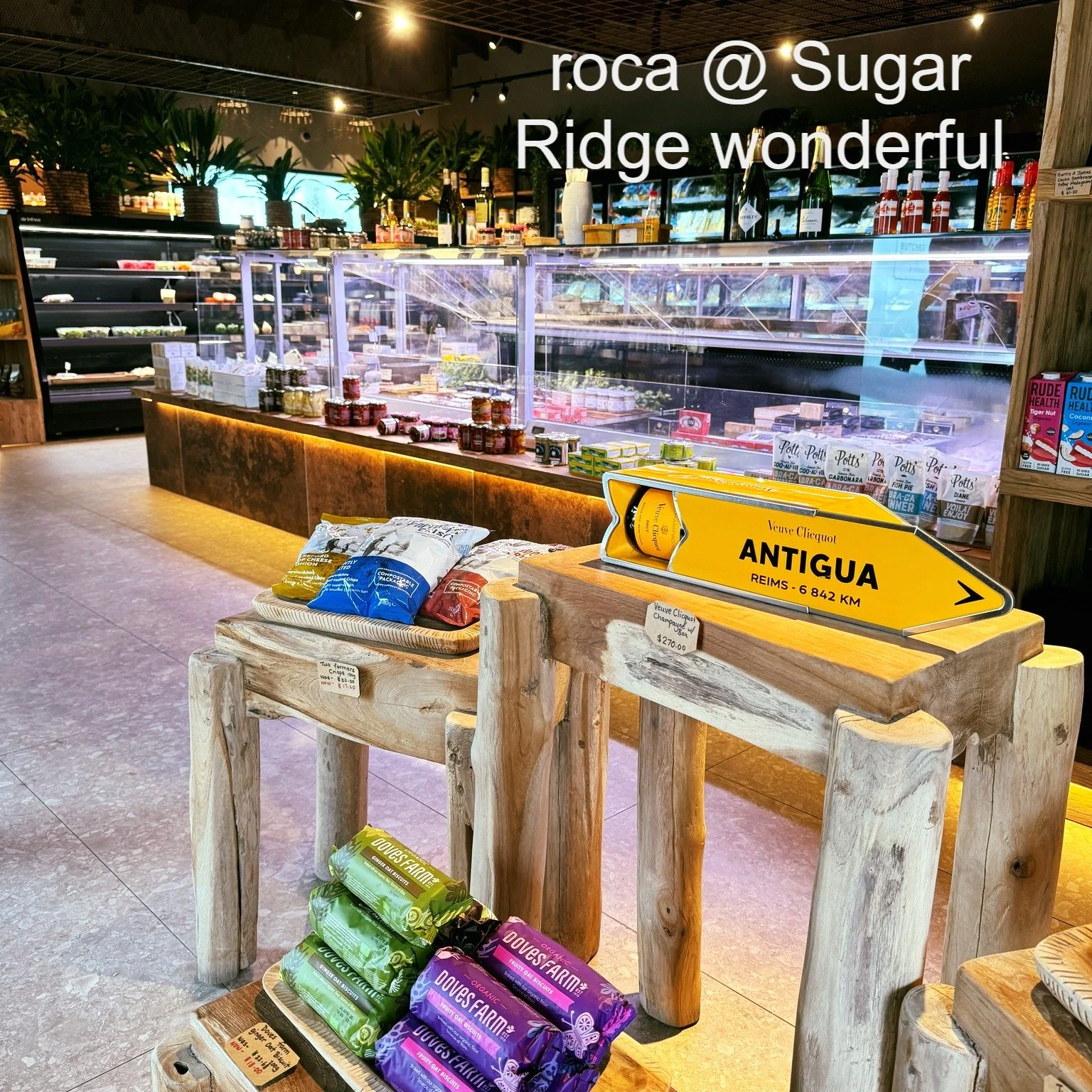 We're thrilled to have discovered an absolute gem of a spot @roca.antigua, an amazing deli and wine cellar that's a must-visit for any foodie or wine enthusiast! 🍴🍷
