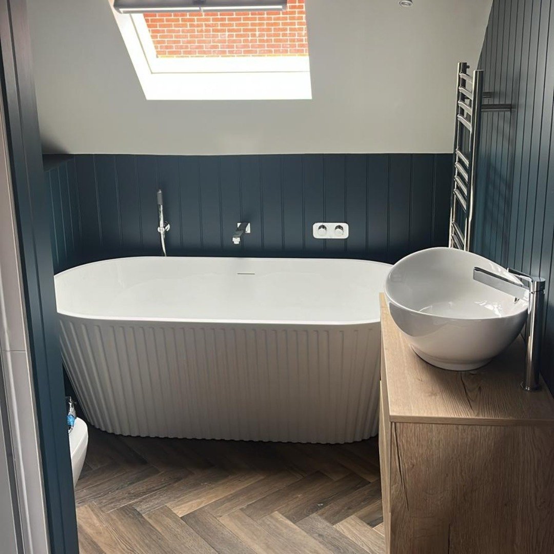 Transformed an unused single bedroom into a restful bathroom, adding a new skylight to lighten up the space.
.
.
.
.
#PoulterRestorations #Poulter #Restoration #Renovation #Carpentry #Plumbing #Bathroom