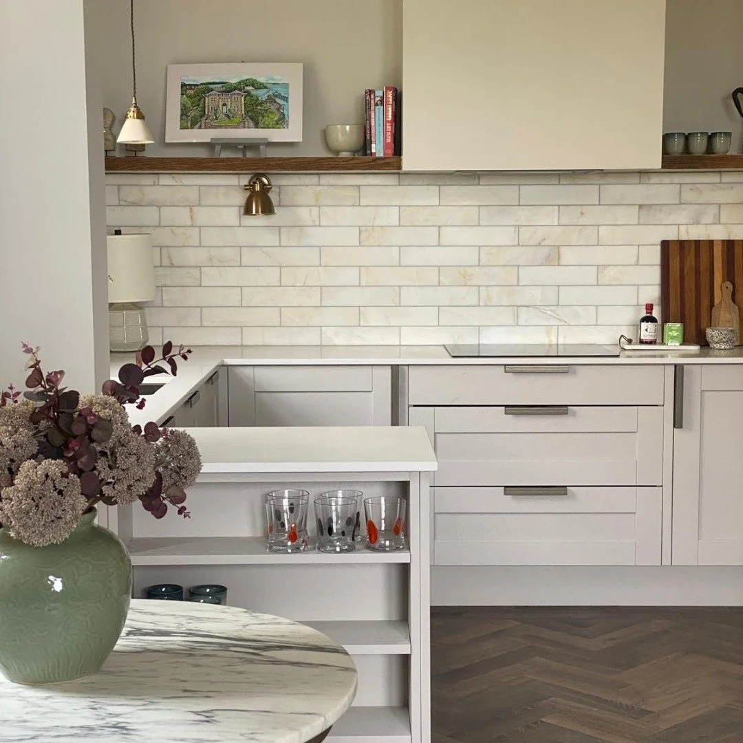 Always enjoy using natural products such as marble.

The use of brick bond marble for the backsplash compliments the veined marble of the table.
.
.
.
.
#Poulter #Poulterrestorations #DavidHuttonInteriors #DavidHutton #Renovation #Restoration #NewKit