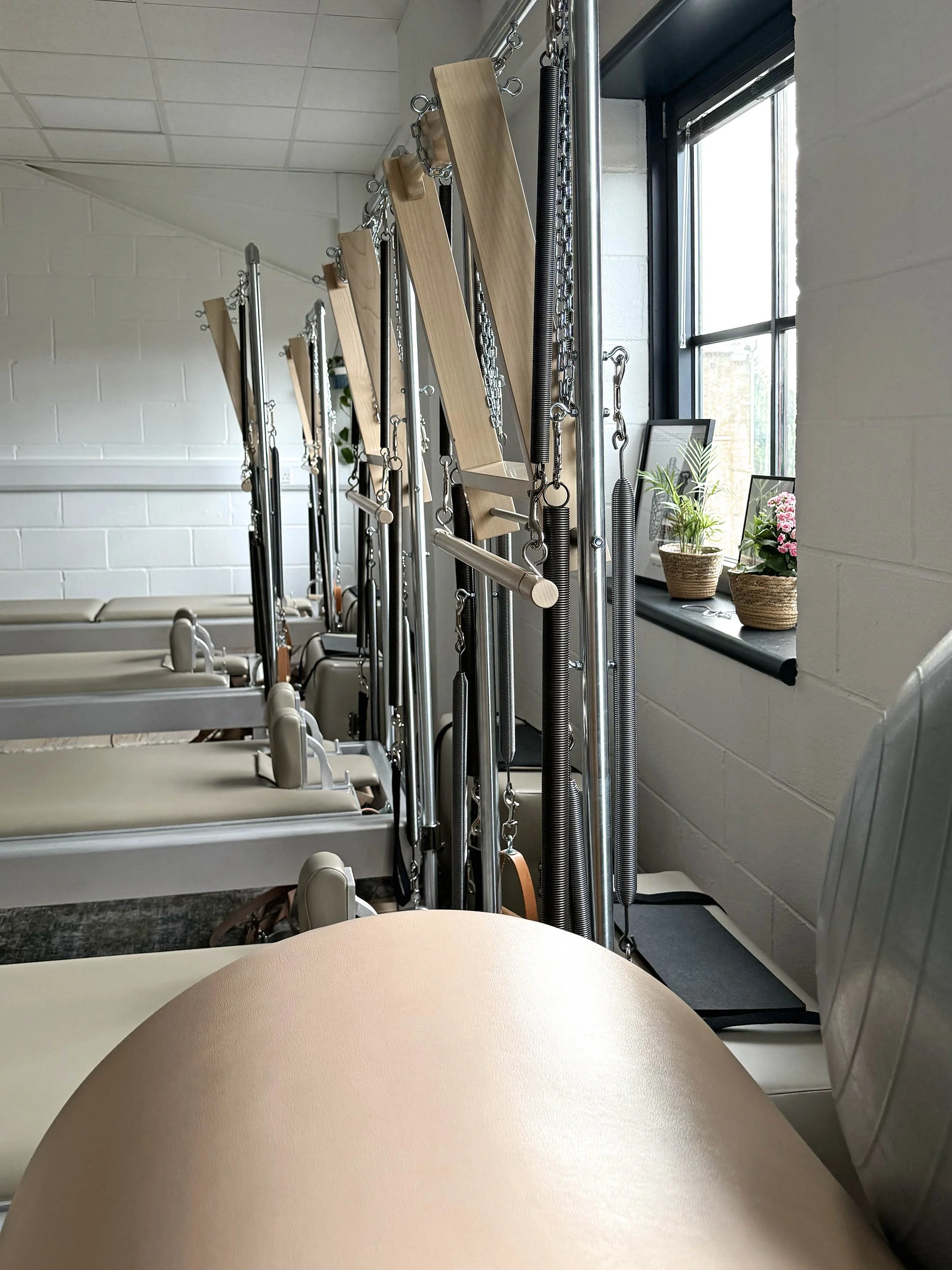 Our beautiful , light and bright airy studio in Clapham north, a short distance from Stockwell station too. You can see towers and reformers, as well as the high barrel.