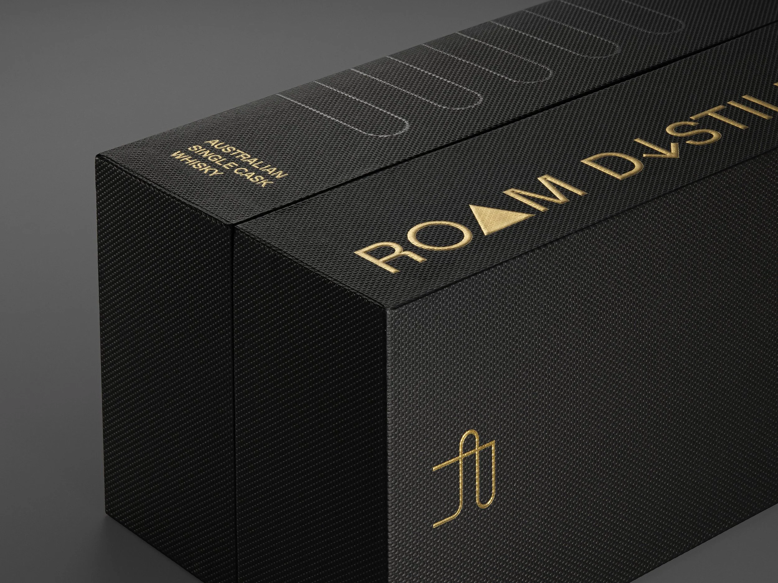 roam-distillery-gift-foil-varish-printing.jpg
