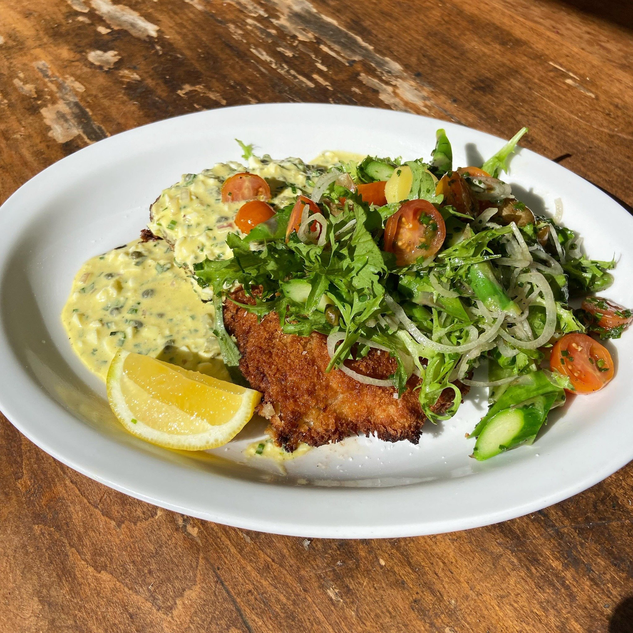 Tonight&rsquo;s Poisson du March&eacute;: Swordfish Milanese! Lightly breaded and pan-fried swordfish with sauce Gribiche, fingerling potatoes, asparagus, and herb salad!
#poissondujour #frenchfood #frenchcomfortfood #avleats #eatlocal #avlbouchon #a