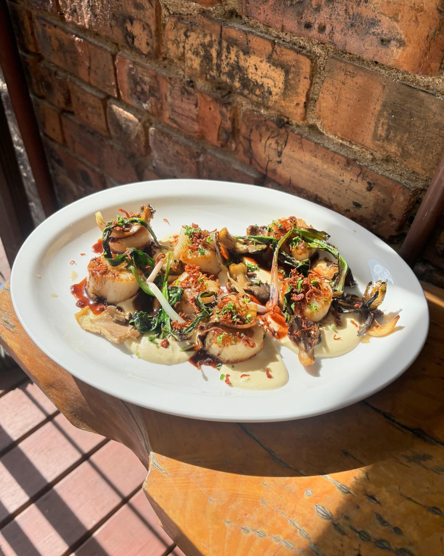 TONIGHT! CE SOIR! P&Eacute;TONCLES PO&Ecirc;L&Eacute;S!
Pan-seared sea scallops with bordelaise, celeriac pur&eacute;e, local ramps, oyster mushrooms, and crispy shallots!
#p&eacute;toncles #frenchfood #frenchcomfortfood #avleats #eatlocal #rampseaso