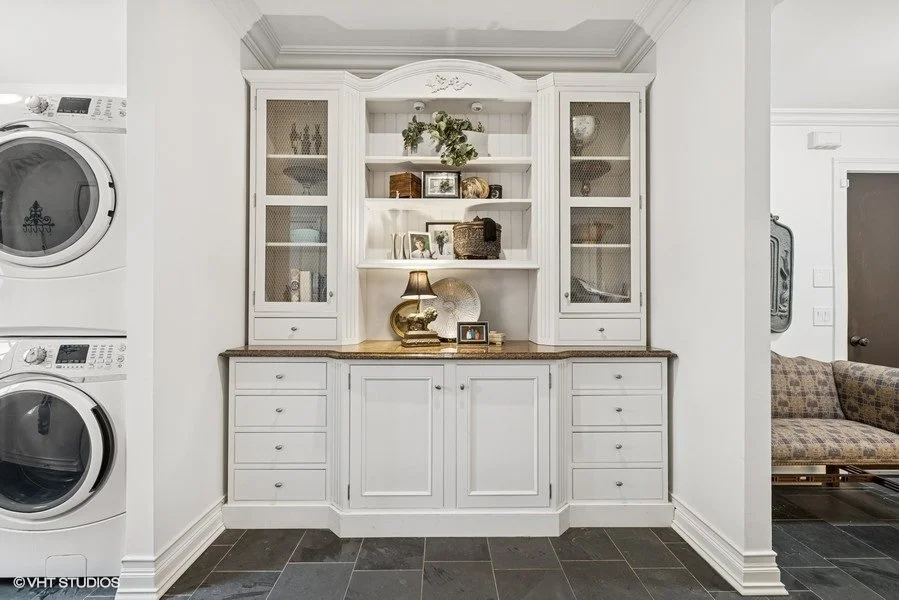 Butlerโs Pantry with Laundry Integration