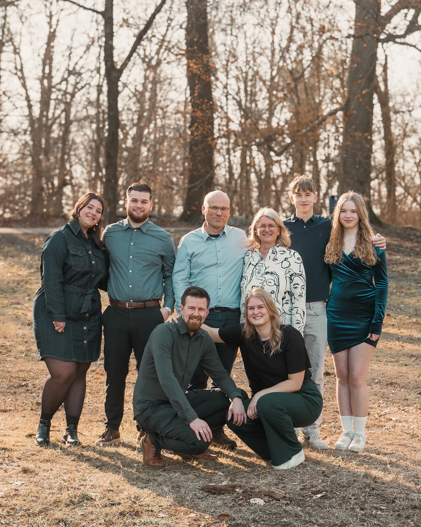 Familieportret 📸 Maar dan van mijn eigen familie, en dat betekent voor de lens zitten ipv erachter staan. Hoe leuk is het om naast herinneren van anderen ook herinneringen voor je eigen familie vast te kunnen leggen! 🤩 

#familieportret #familie #d