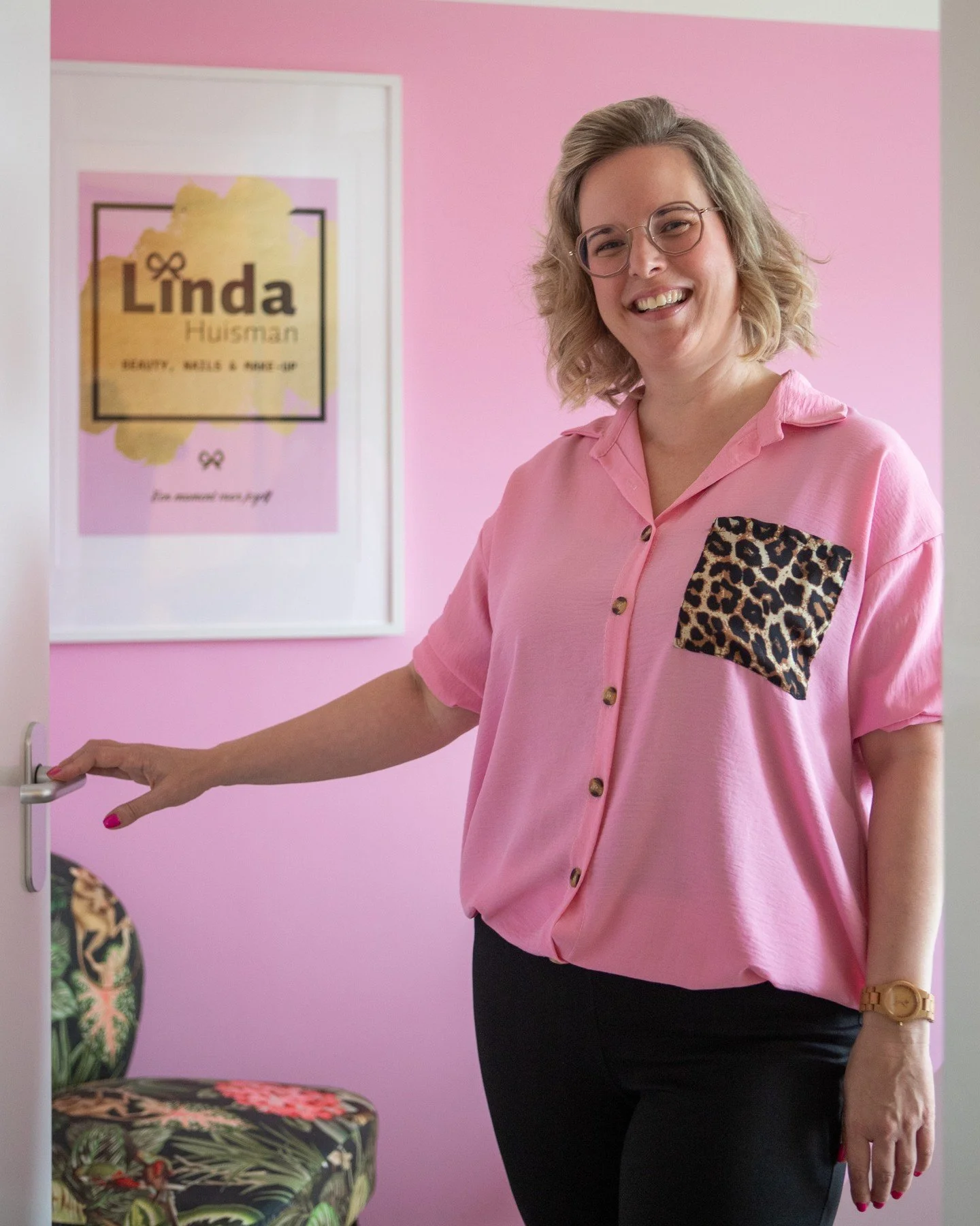 Als iemand zo de deur voor je open doet, dan word je toch gelijk vrolijk?💗

#lindahuisman #beautysalon #salon #fotografie #canon #bedrijfsshoot #onderneming #fotoshoot #vrolijk #roze
